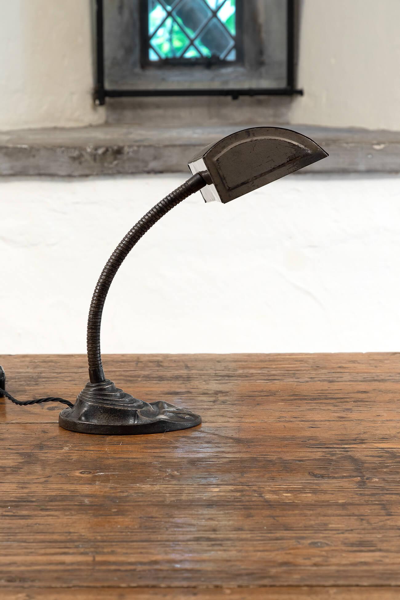 Lampe de bureau de banquier à col de cygne avec base en fonte, années 1930 Bon état à Faversham, GB