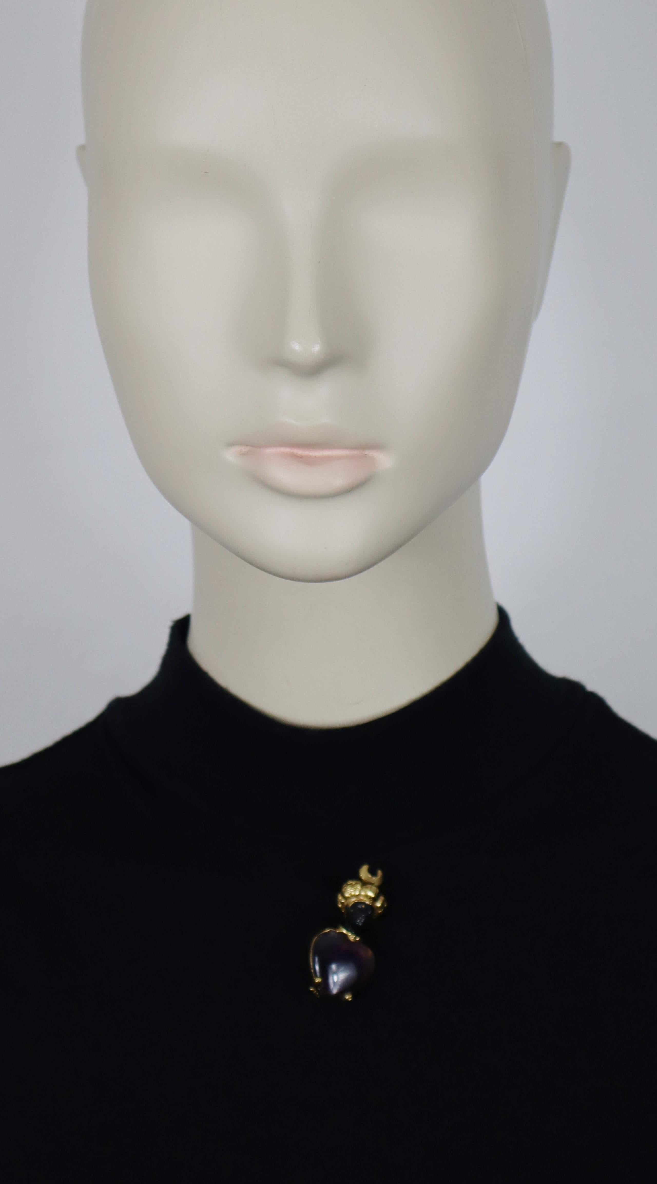 GOOSSENS gold tone and black enamel turbaned blackamoor brooch embellished with a heart shaped purple stone.

Embossed GOOSSENS PARIS.

Indicative measurements : max. height approx. 4.3 cm (1.69 inches) / max. width approx. 2 cm (0.79