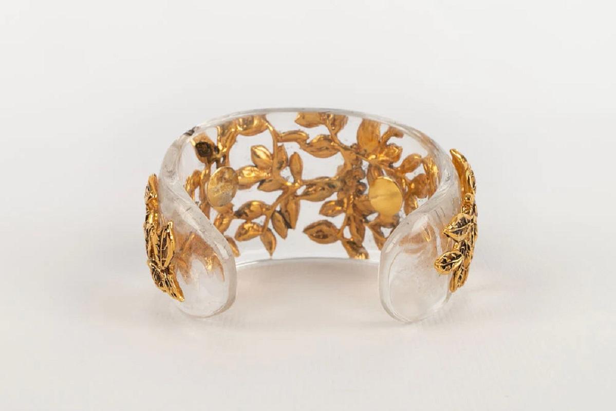 Bracelet manchette Goossens avec poignée en métal doré et bakélite transparente Excellent état - En vente à SAINT-OUEN-SUR-SEINE, FR
