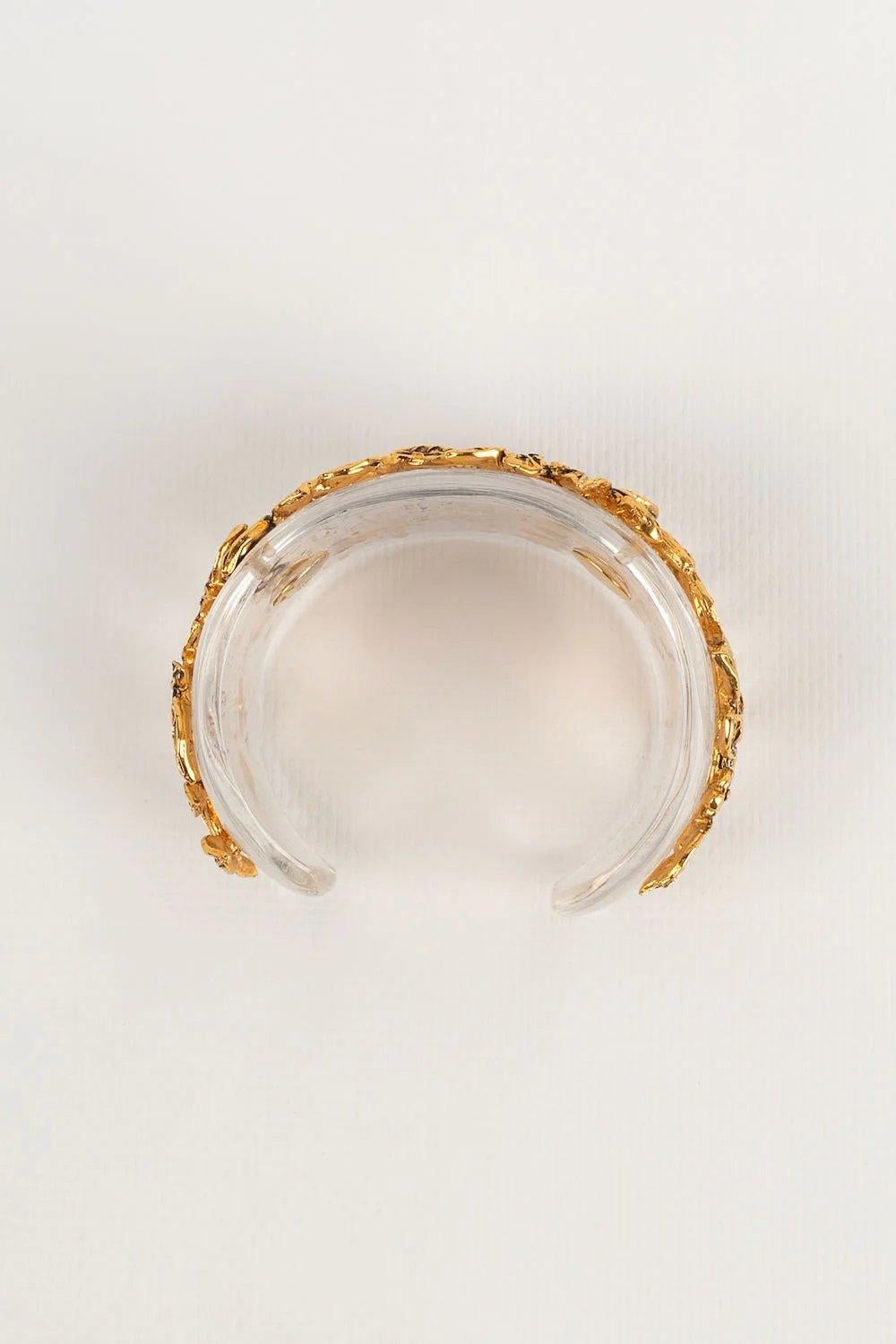 Bracelet manchette Goossens avec poignée en métal doré et bakélite transparente en vente 1