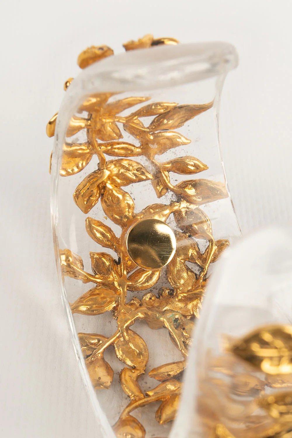 Bracelet manchette Goossens avec poignée en métal doré et bakélite transparente en vente 3