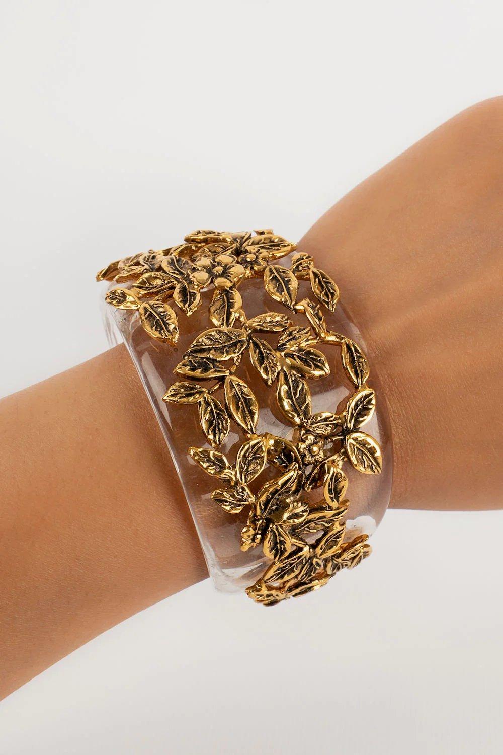 Bracelet manchette Goossens avec poignée en métal doré et bakélite transparente en vente 4