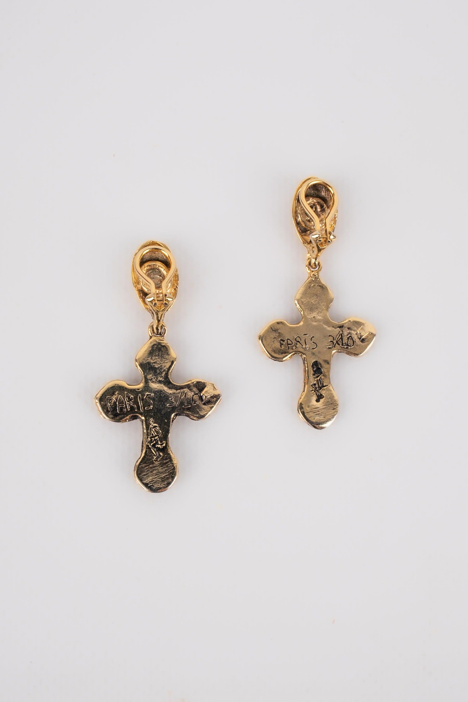 Goossens - (Made in France) Golden metal earrings with glass paste.

Additional information:
Condition: Very good condition
Dimensions: Height: 5.7 cm

Seller Reference: BO22