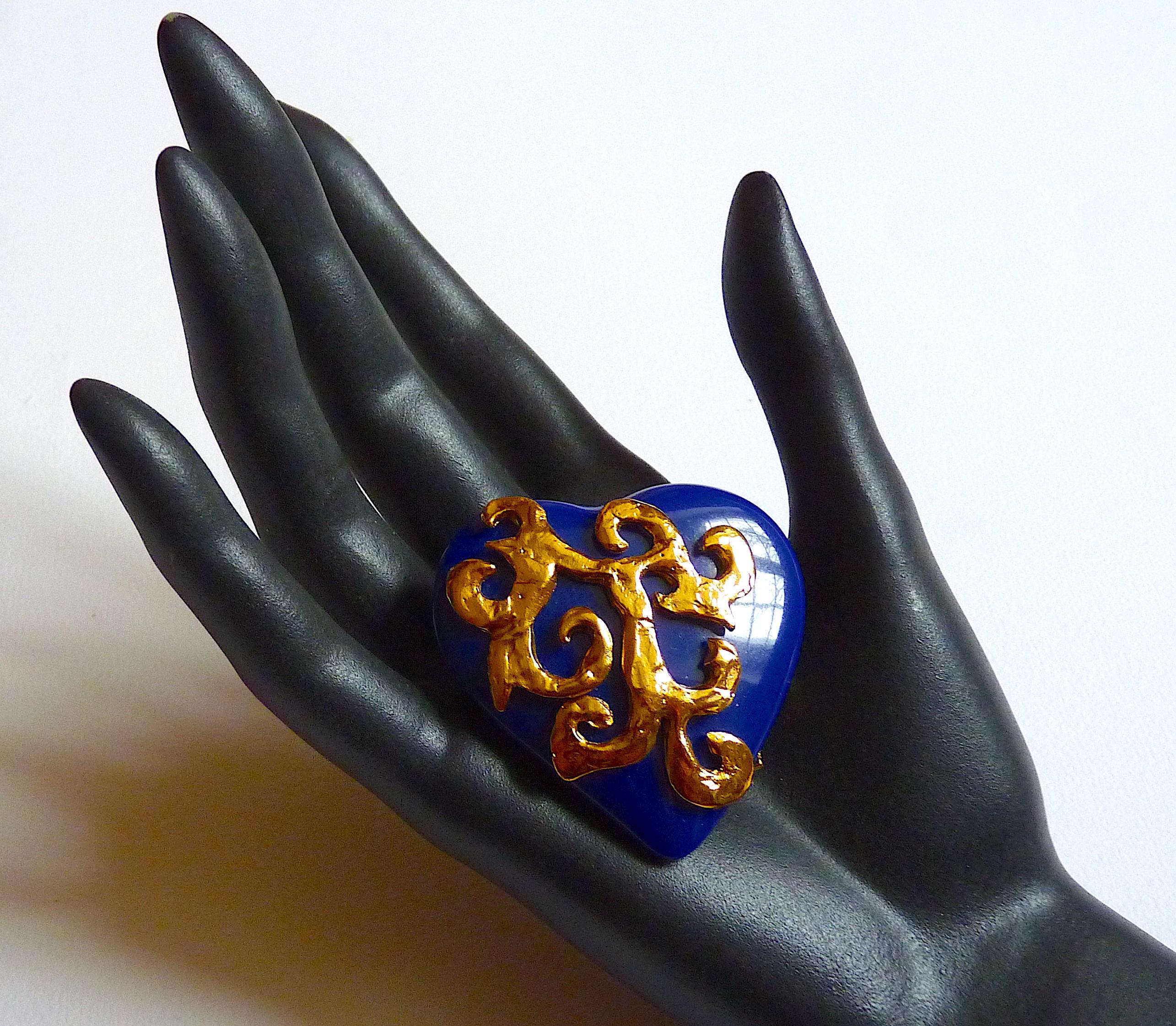 This is a YSL Heart Brooch designed by R. Goossens in blue lucite and gold tone metal, Vintage from the 1980s. Can be worn as a pendant too (gold chain necklace not included)

Signed YSL Made in France at back with serial Number

CONDITION :
