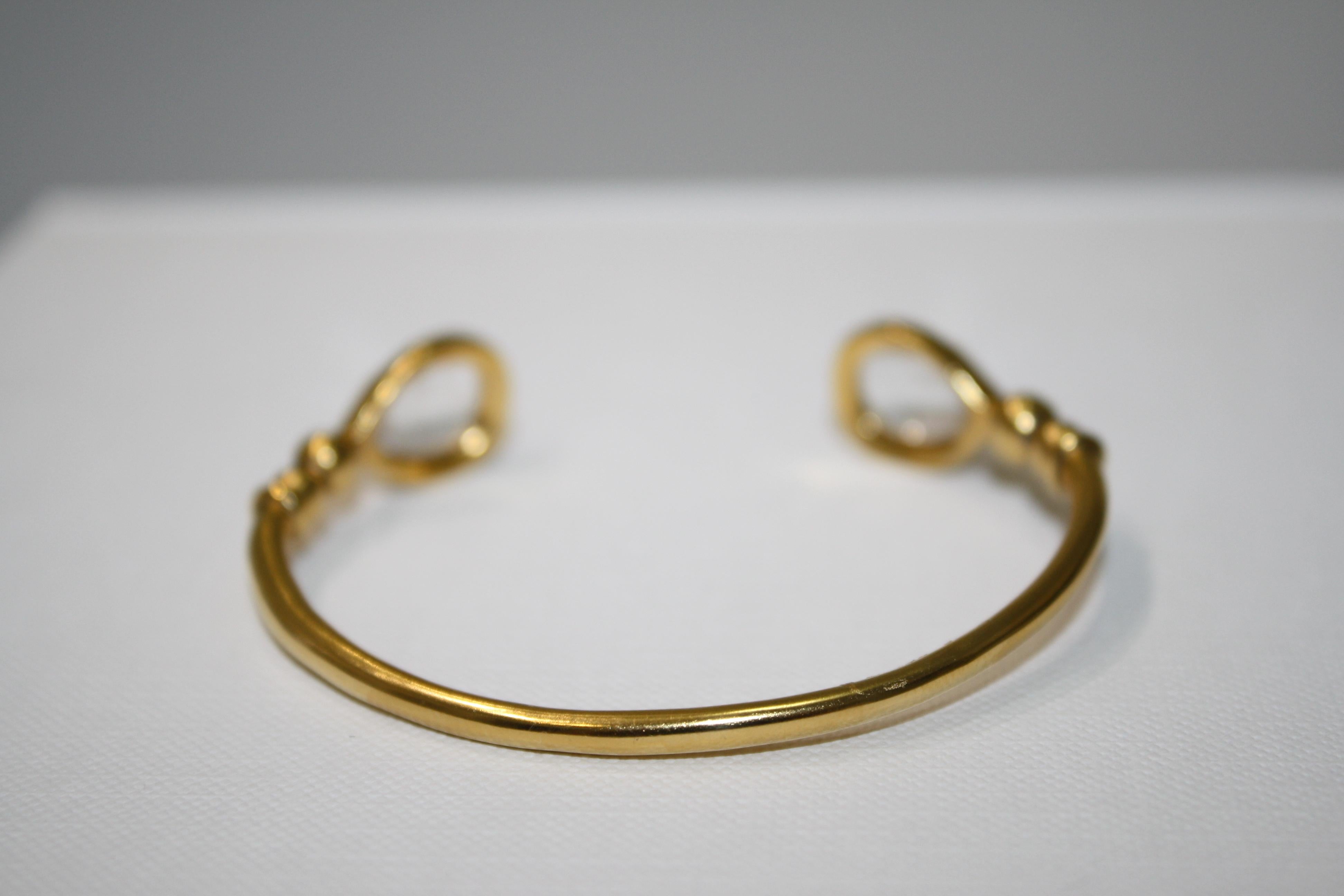 Bracelet Cachemire

Féminine et délicate, la collection Collection S est inspirée des bijoux indiens. Entouré d'or jaune, le cristal de roche, taillé en forme de goutte, révèle sa pureté et son éclat au contact de la lumière naturelle. Bracelet en