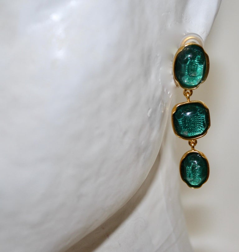 Cabochons Clip 3 cabochons earrings in green

A timeless theme that sees its colors change with the seasons. Each rock crystal stone is hand-dyed with beautiful shades. As each stone is unique, the intensity and depth of the color depends on the