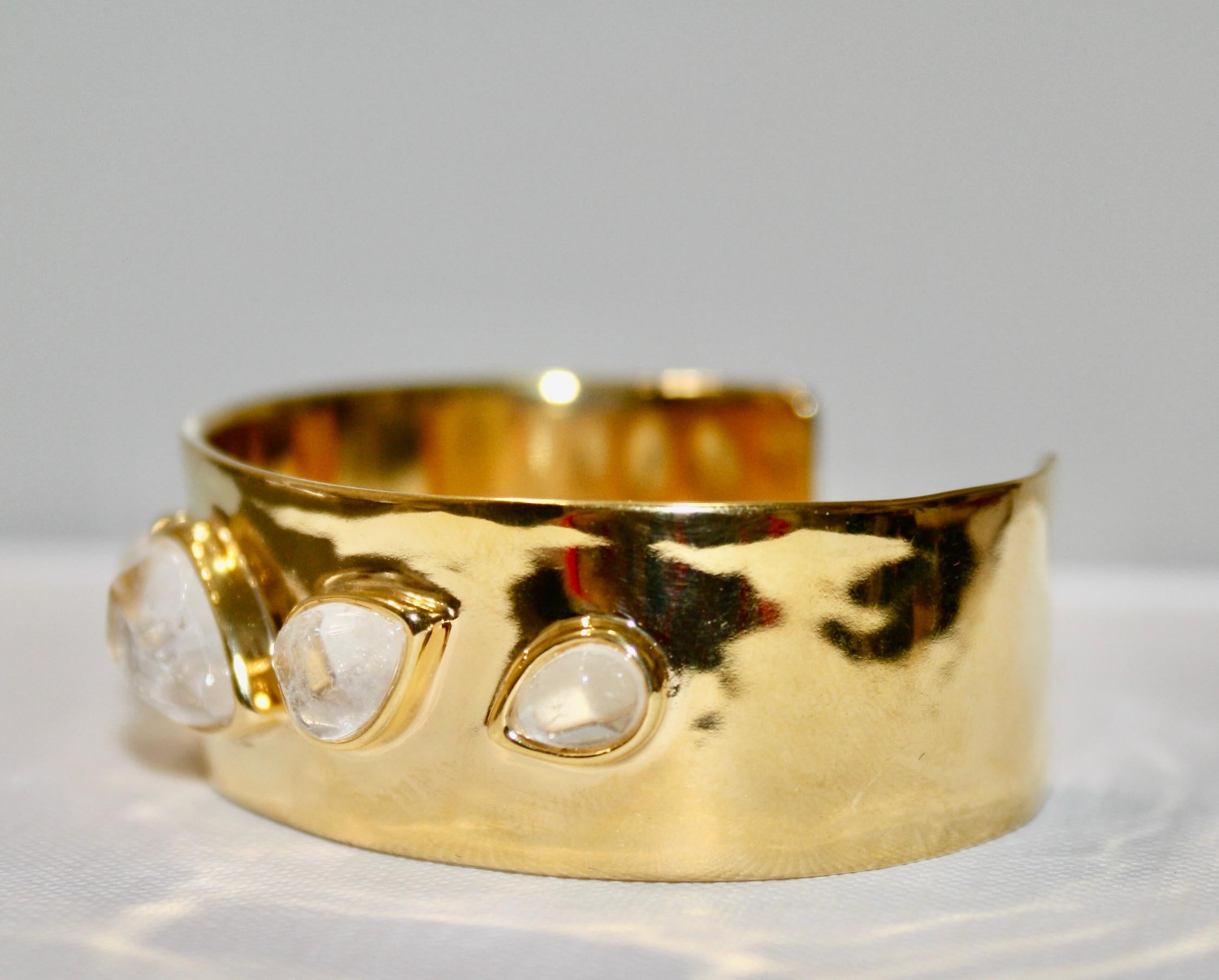 Bracciale grande Cachemire

Femminile e delicata, la collezione Cachemire si ispira alla gioielleria indiana. Circondato da oro giallo, il cristallo di rocca, tagliato a forma di goccia, rivela la sua purezza e il suo luccichio al contatto con la
