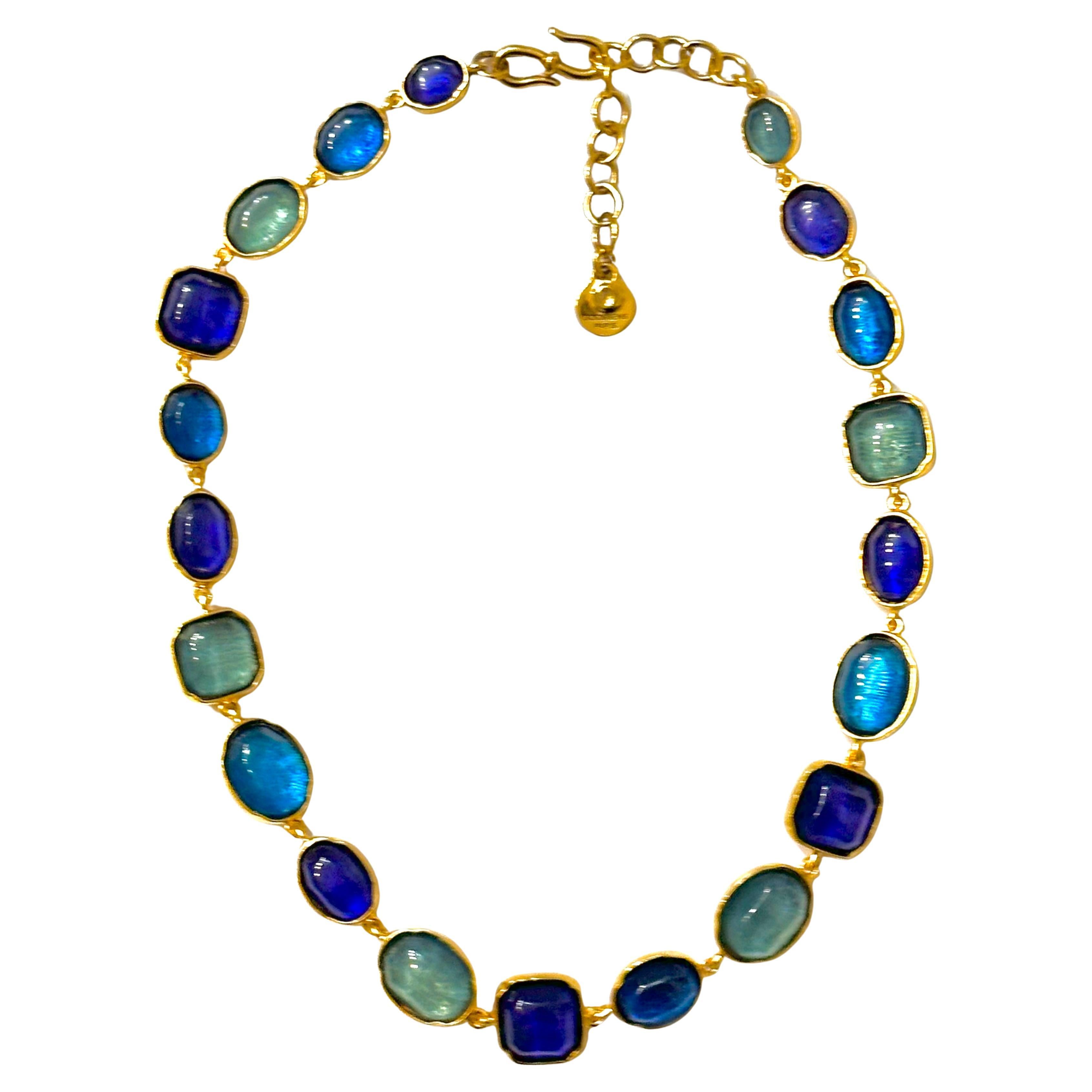 A timeless theme that sees its colors change with the seasons. Each rock crystal stone is hand-dyed with beautiful shades. As each stone is unique, the intensity and depth of the color depends on the particularity of the stone. Necklace in brass