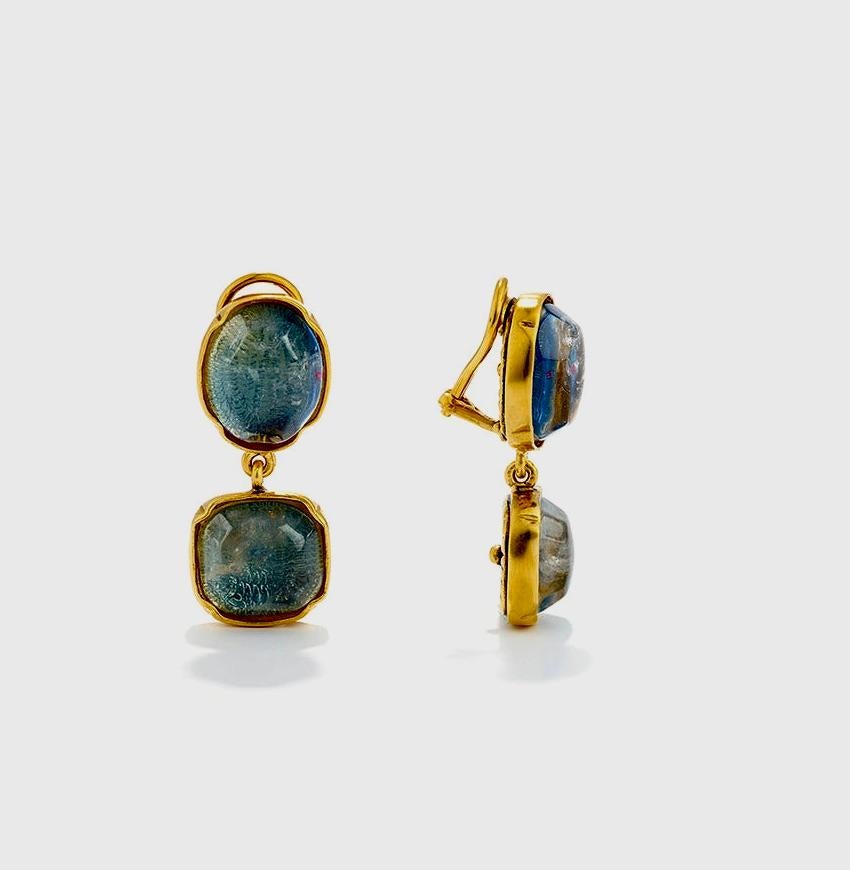 Un tema intemporal que ve variar sus colores según las estaciones. Cada piedra de roca cristalina está teñida a mano con bellos matices. Como cada piedra es única, la intensidad y profundidad del color dependerán de la particularidad de la piedra.