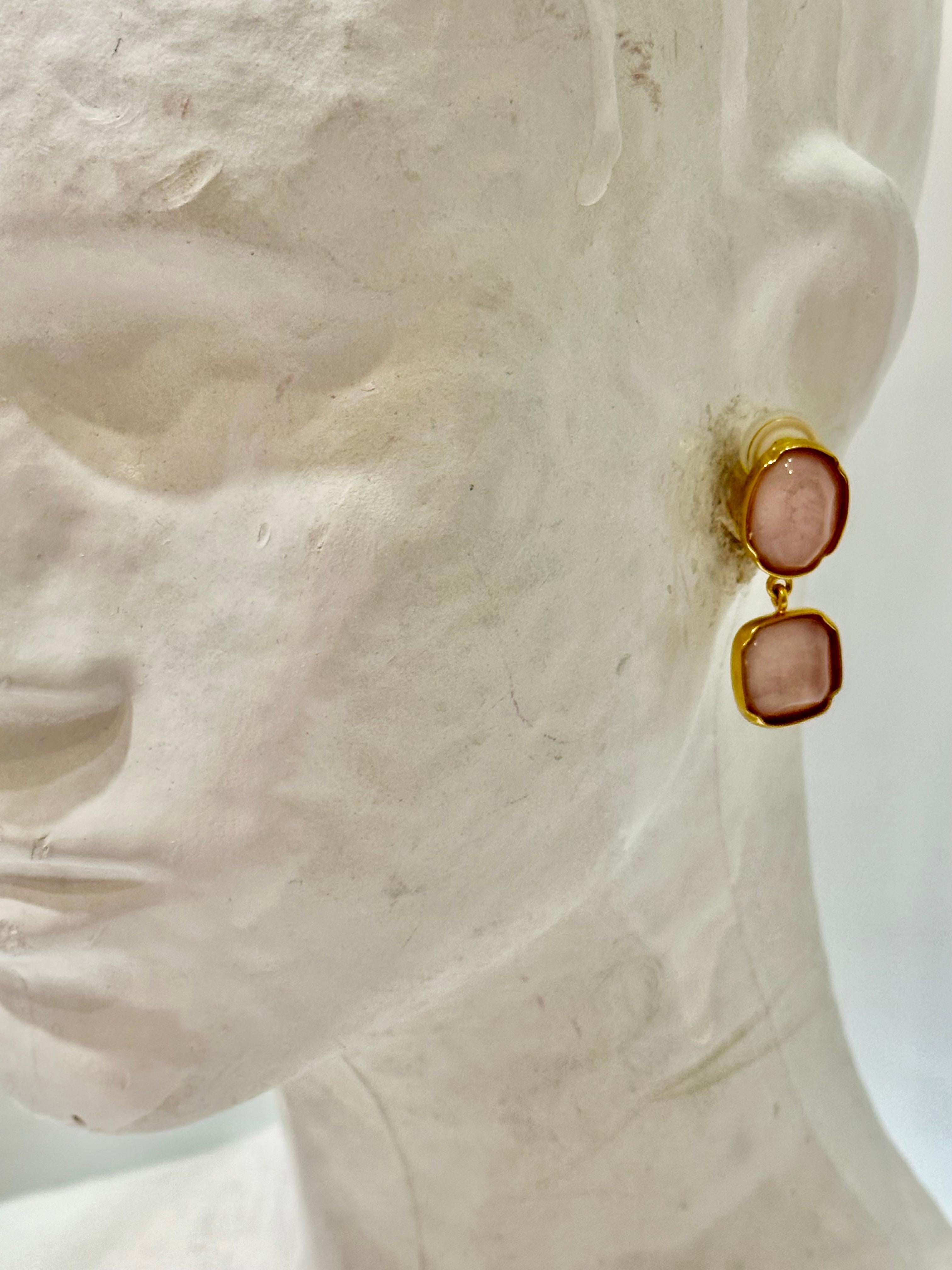 Moderne Goossens Paris - Boucles d'oreilles clip en cristal de roche rose pâle en vente