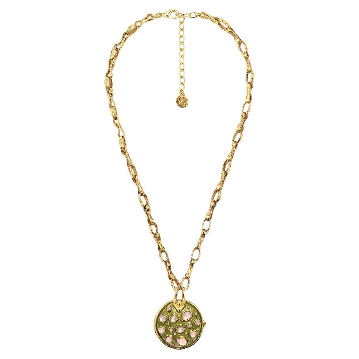 New at the House of Goossens. Necklace with medallion and secret box, mounted on a sautoir chain. Yellow gold finish. The Boucle Cocktail Collection reveals a jewel in relief punctuated with rock crystal beads on a patinated enamel. Colour Bicolor