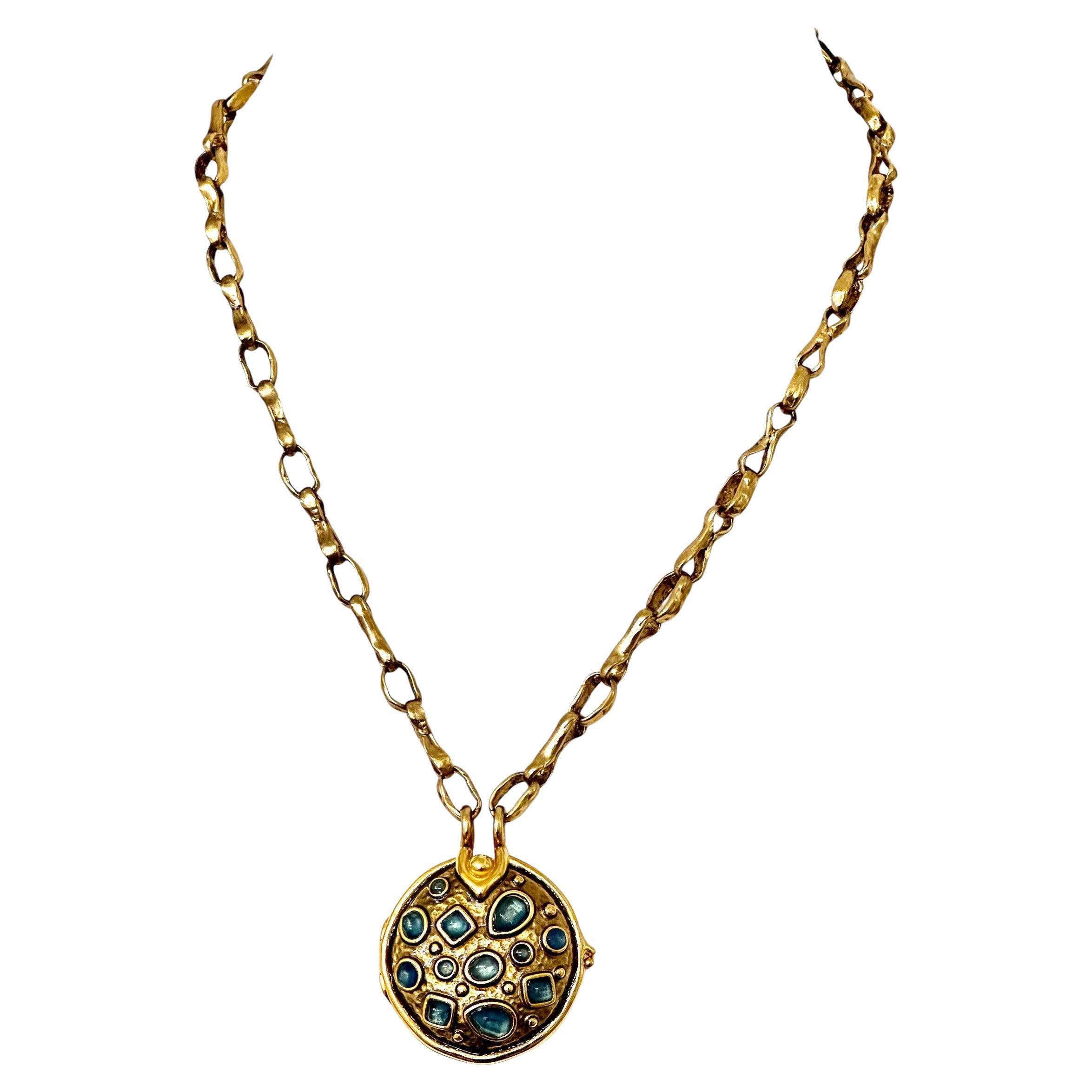 New at the House of Goossens. Necklace with medallion and secret box, mounted on a sautoir chain. Yellow gold finish. The Boucle Cocktail Collection reveals a jewel in relief punctuated with rock crystal beads on a patinated enamel. Colour Bicolor