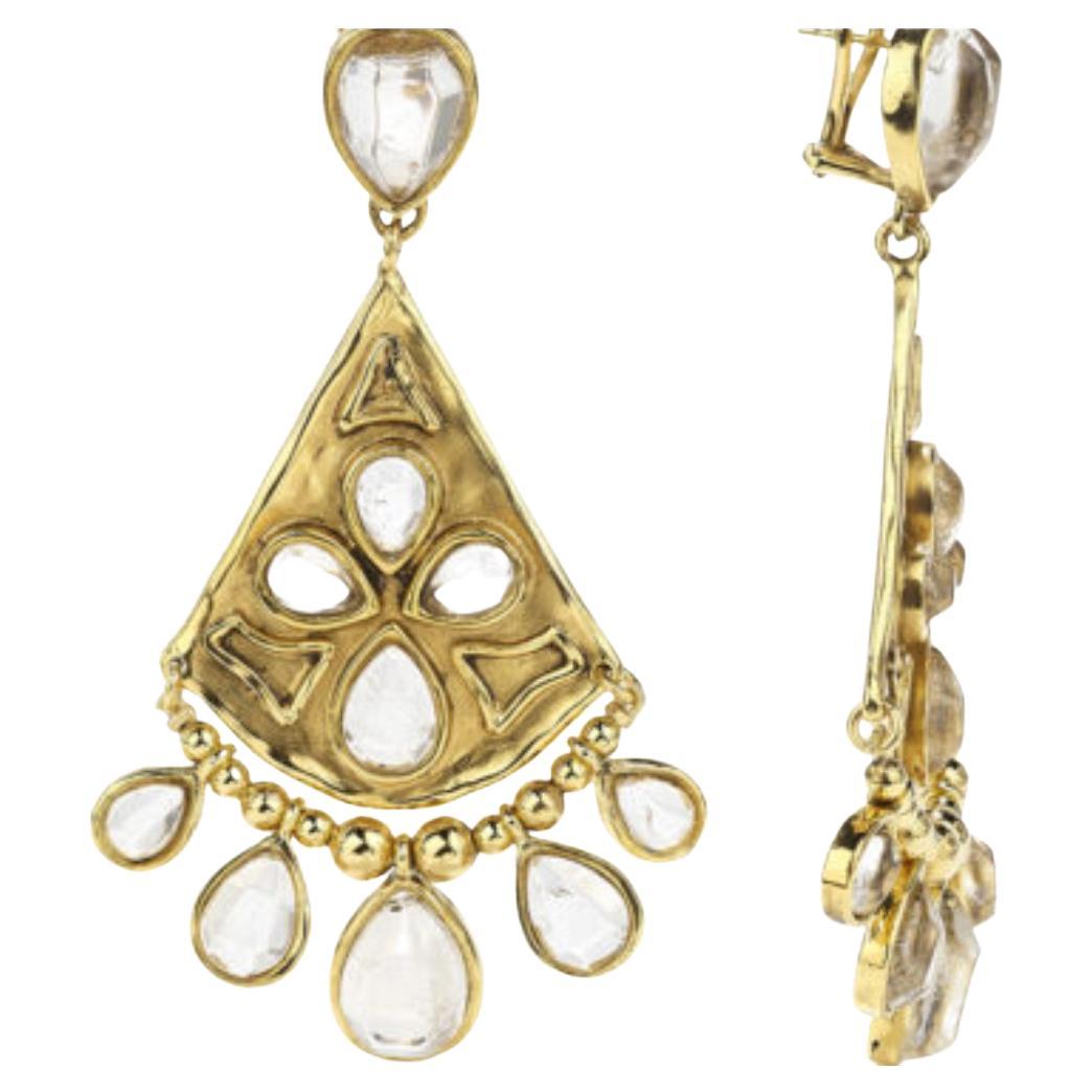 Boucles d'oreilles pendantes Cachemire

Féminine et délicate, la collection Cachemire s'inspire des bijoux indiens. Entouré d'or jaune, le cristal de roche, taillé en forme de goutte, révèle sa pureté et son chatoiement au contact de la lumière
