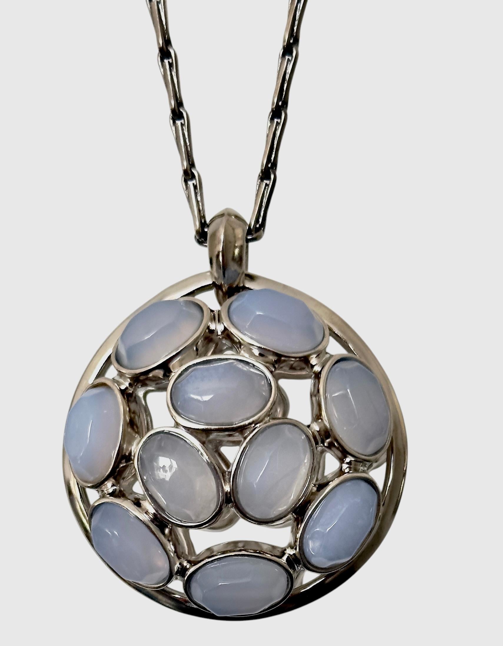 Cabochon Collana con medaglia in calcedonio e rutenio Goossens Paris in vendita
