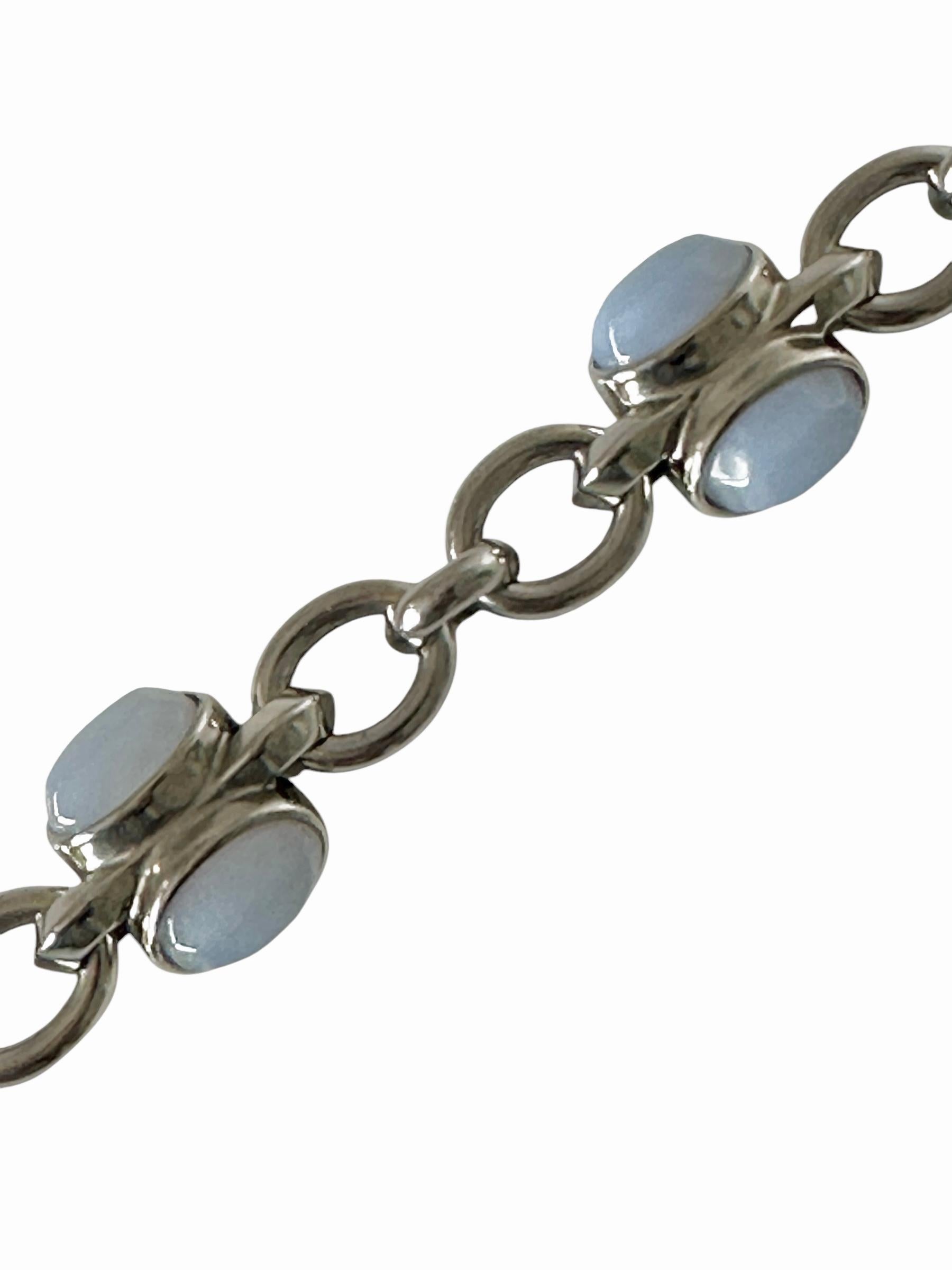 La collana a maglie blu valorizzerà ogni outfit e ogni tonalità di pelle. Scegli l'eleganza pura con questo girocollo in calcedonio con finitura in palladio. Un pezzo delicato e sofisticato che valorizza la scollatura aggiungendo un tocco di luce.