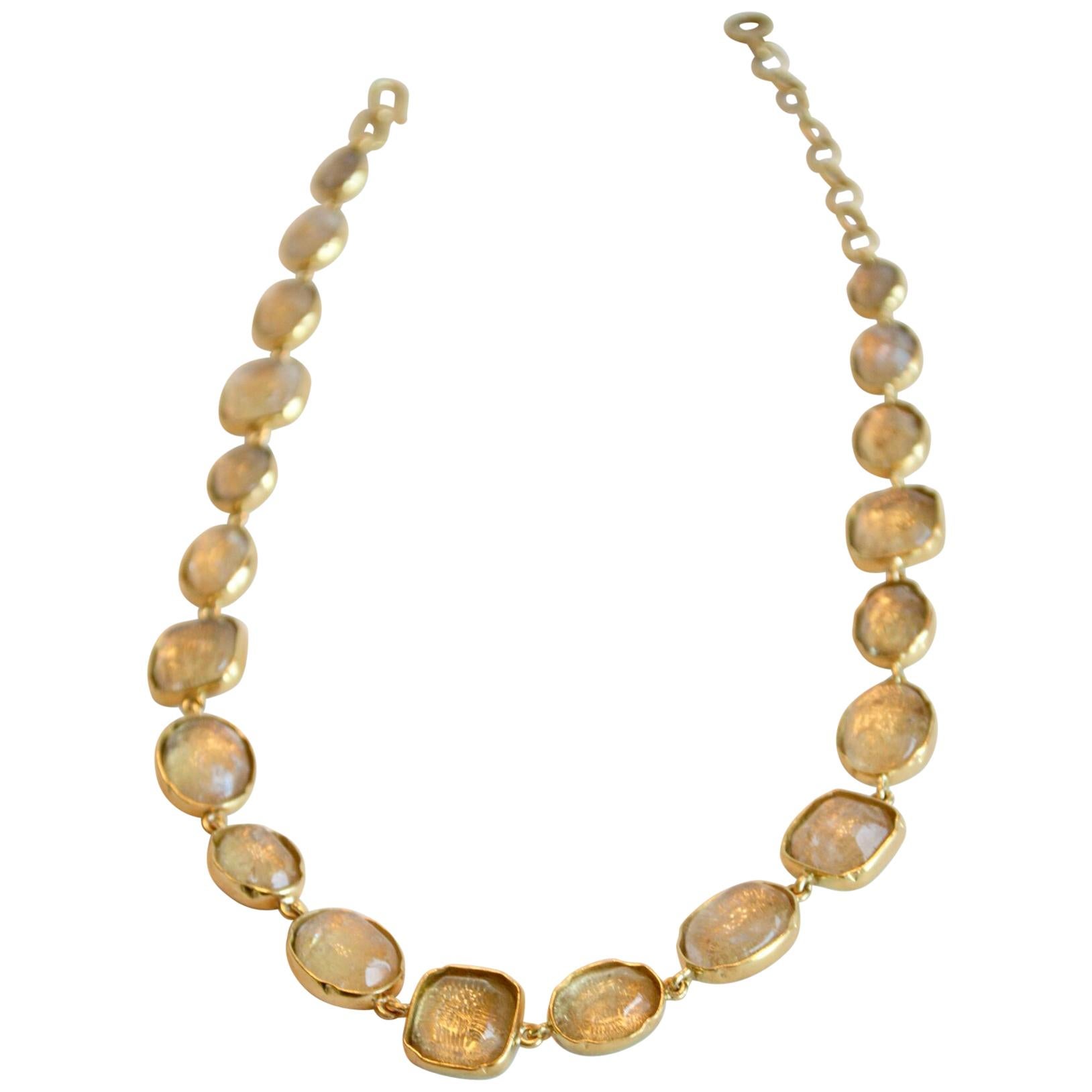 Collana di cristallo di rocca trasparente in ottone placcato 24k di Goossens Paris. 
Un tema senza tempo che vede i suoi colori cambiare con le stagioni. Ogni pietra di cristallo di rocca è tinta a mano con bellissime sfumature. Poiché ogni pietra è