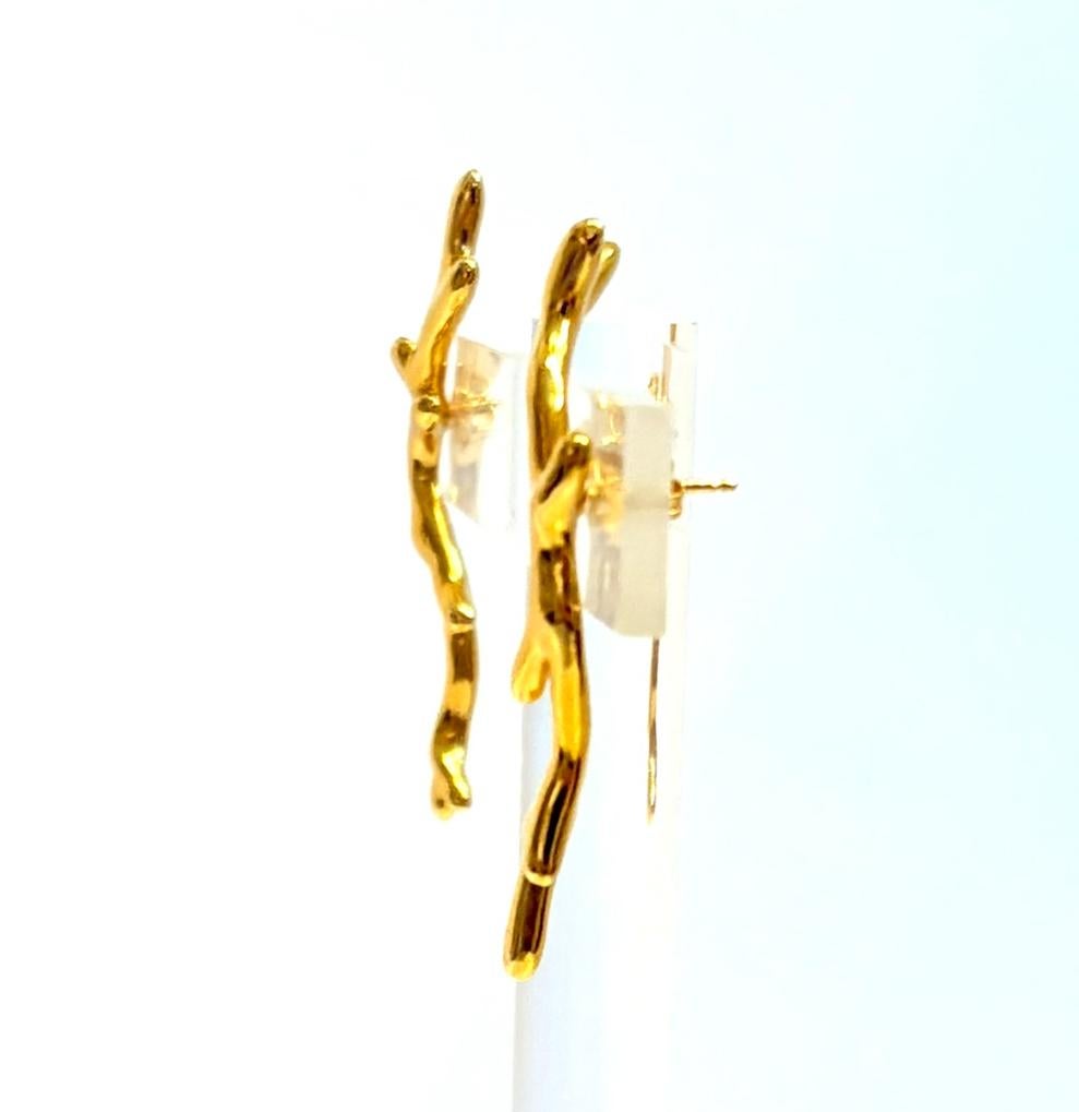 Usually nestled at the bottom of the sea, coral resurfaces at Goossens. Presented as Corail climber earrings, this new pair, available in yellow gold or palladium finishes, illustrates the Maison's love for the wonders of the sea and evokes a