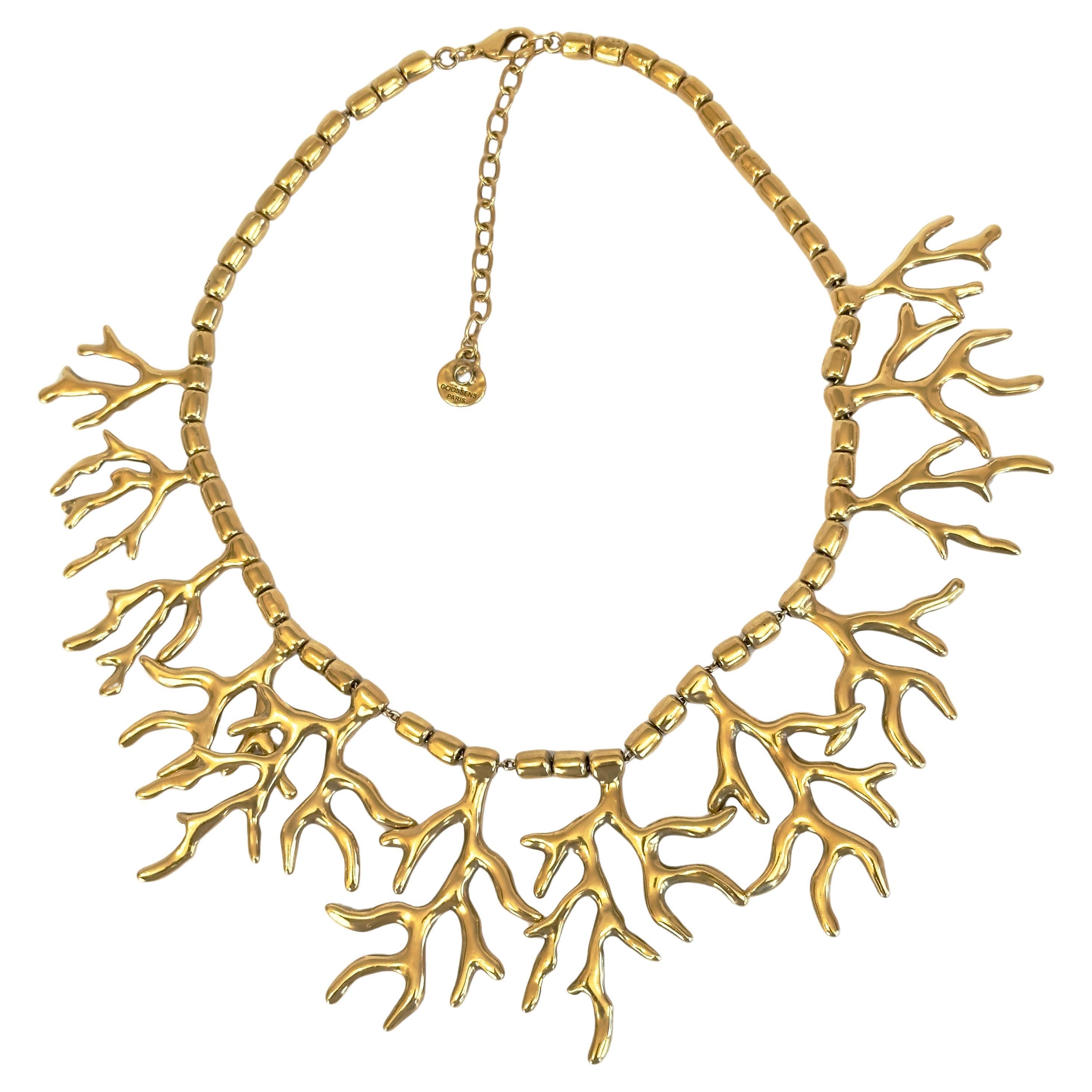 Firma emblemática de la Casa Goossens, el coral rinde homenaje a las joyas marinas.
Con su silueta escultural, este collar destaca por su artesanía única. Cada rama de coral está meticulosamente elaborada para crear un efecto texturizado y