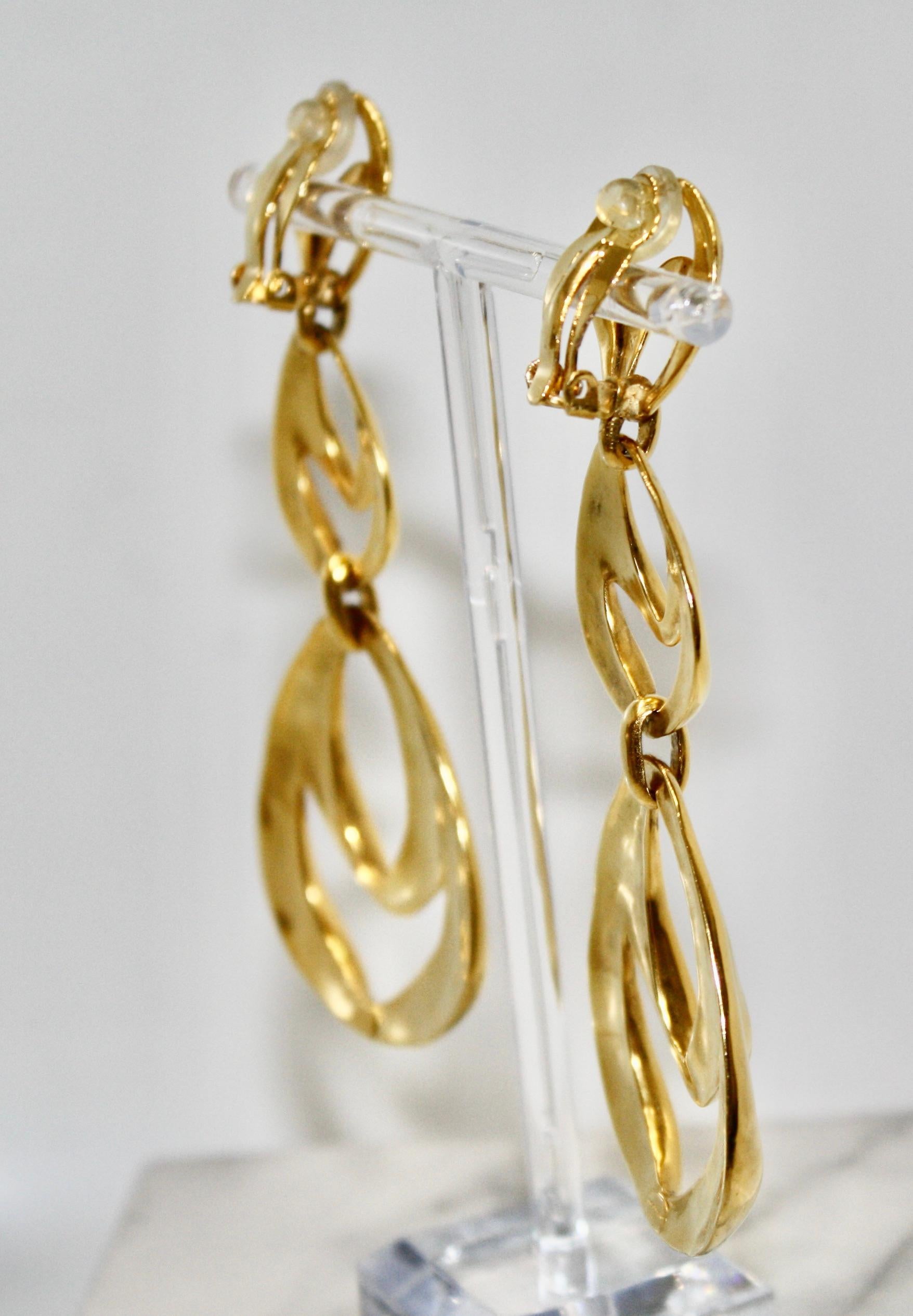 Clip earrings.Bronze dipped in  24-carat gold. Very chic and modern look from Goossens Paris.
Signature on the bottom loop.
Each piece of jewellery made by the House of Goossens is anchored in a heritage, a savoir-faire and a style. In the image of