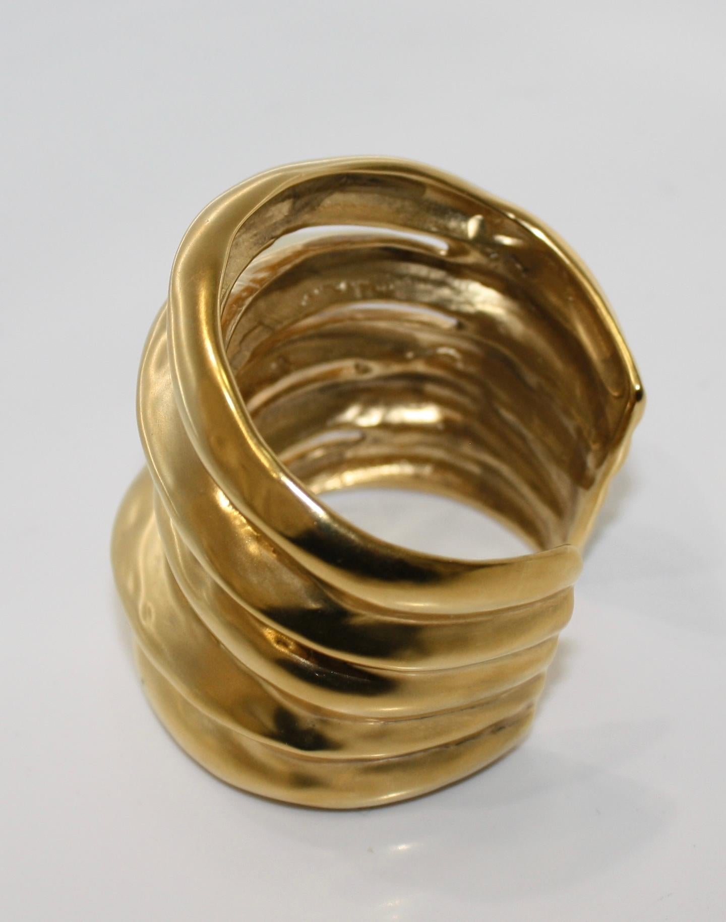 Manchette en bronze doré 24 carats avec 5 arêtes tranchées. Le métal est martelé à la main. Non réglable.
Signature à l'intérieur de la manchette.
Chaque bijou réalisé par la maison Goossens est ancré dans un héritage, un savoir-faire et un style. A