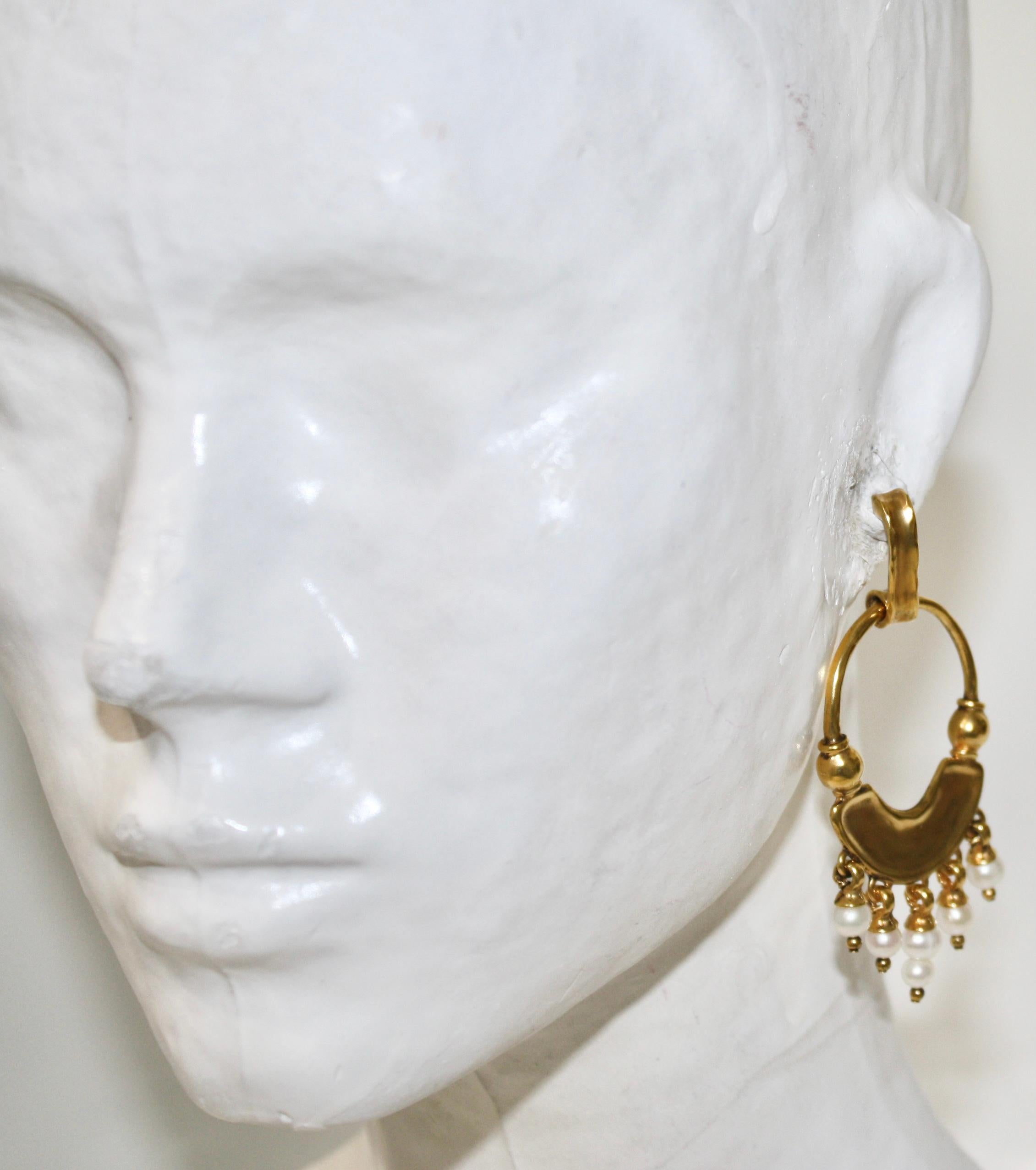 Graine de gemmes
boucles d'oreilles

Délicate et féminine, la collection Graine de Gemmes illumine la tenue avec raffinement et discrétion. Le design délicat associé à la rondeur des perles baroques confère à la collection un aspect très sensuel.