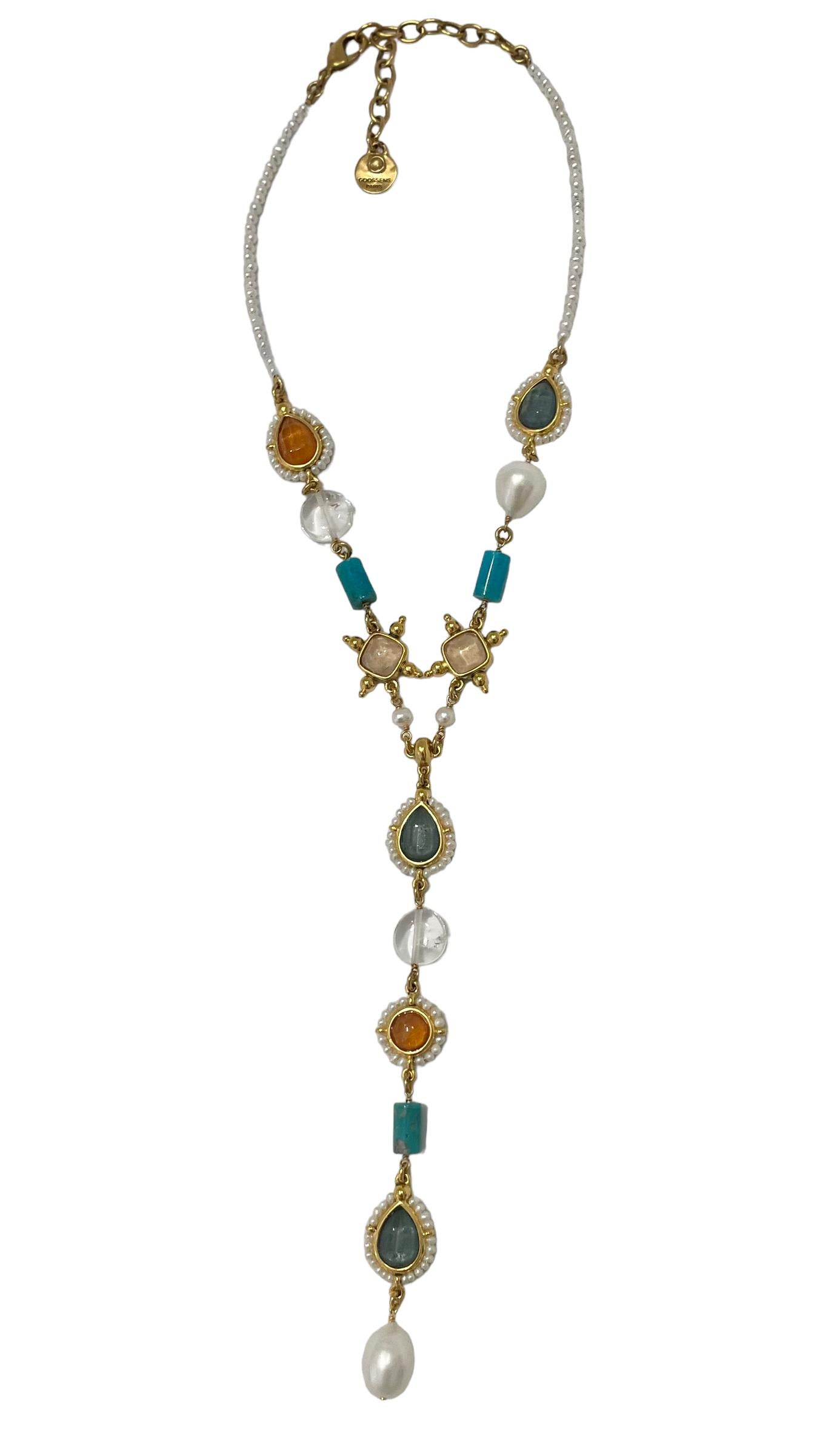 Goossens a toujours été inspiré par les bijoux antiques et byzantins. La collection Venise, fine et délicate, rappelle les ornements et raffinements vénitiens de l'époque et magnifie les pierres fétiches de la Maison : cristal de roche naturel et