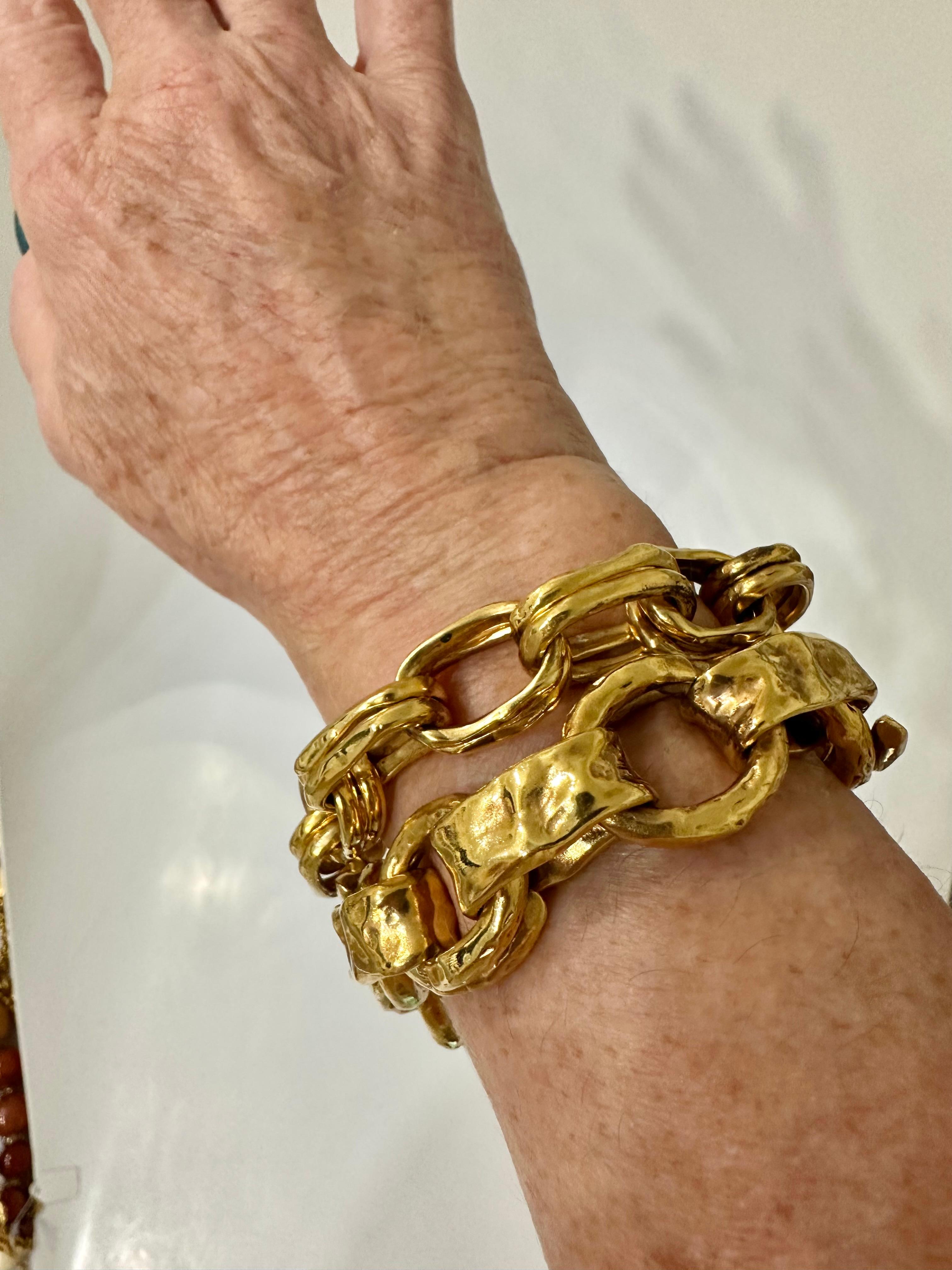 Lutèce Bracelet

New at the House of Goossens. Bracelet from the Lutèce Collection. A precious alchemy of shine and patina, this new collection plays with light and shade. The essence of textured, hammered and patinated Goossens jewellery. Yellow