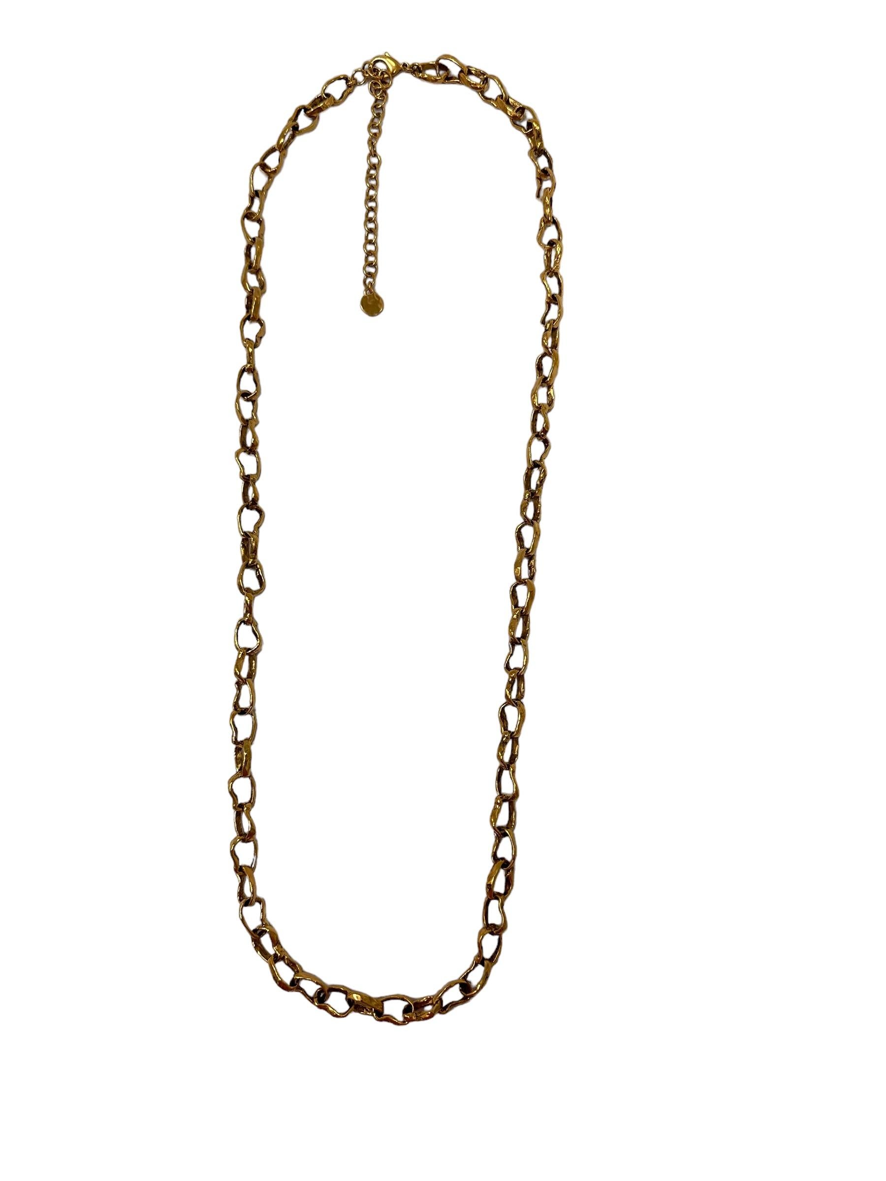 New at the House of Goossens. Long necklace from the Lutèce Collection. A precious alchemy of shine and patina, this new collection plays with light and shade. The essence of textured, hammered and patinated Goossens jewellery. Yellow gold
Extension