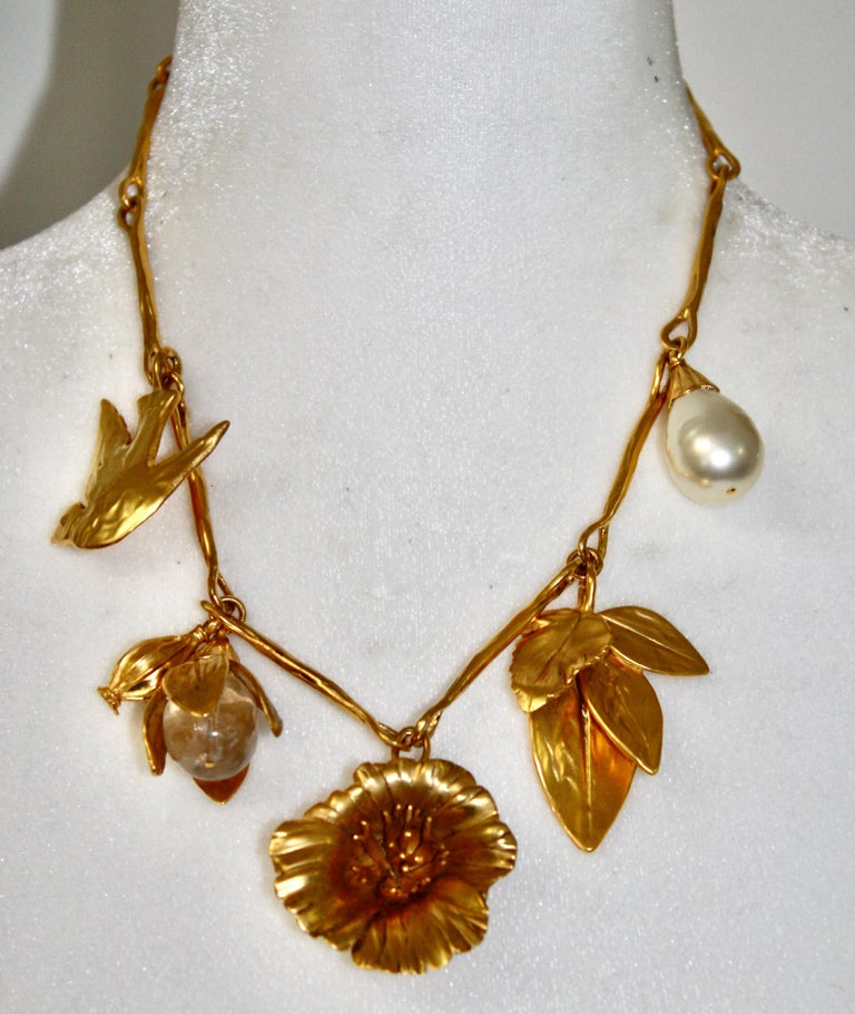 This necklace is composed of five tassels, as summer dove, flower buds and their leaves, a glass pearl, centered with a poppy flower.
multi tassel necklace in bronze soaked in a 24-carat gold bath, yellow color gold.