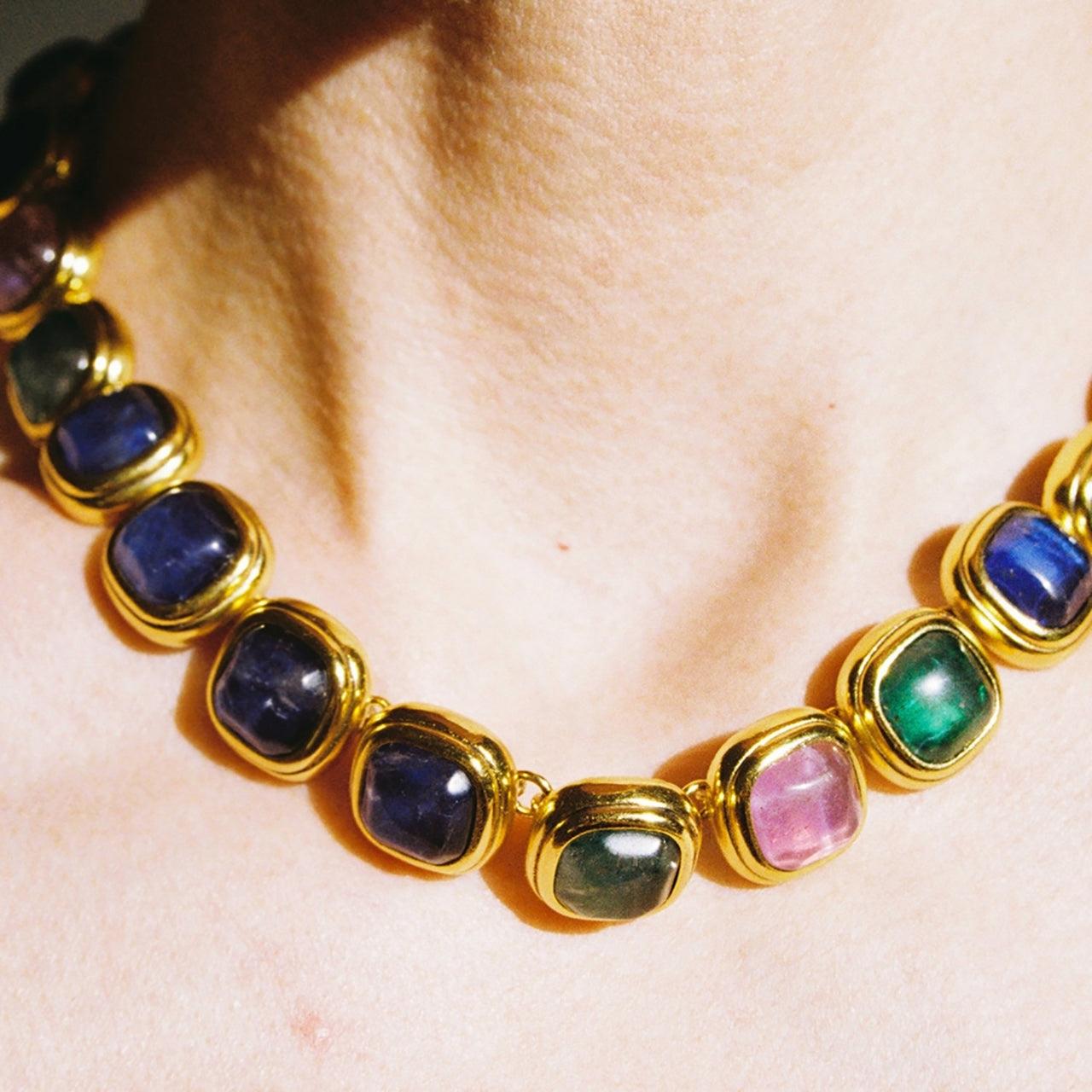Goossens Paris Renaissance necklace in Tinted Rock Crystal Cabujón en venta