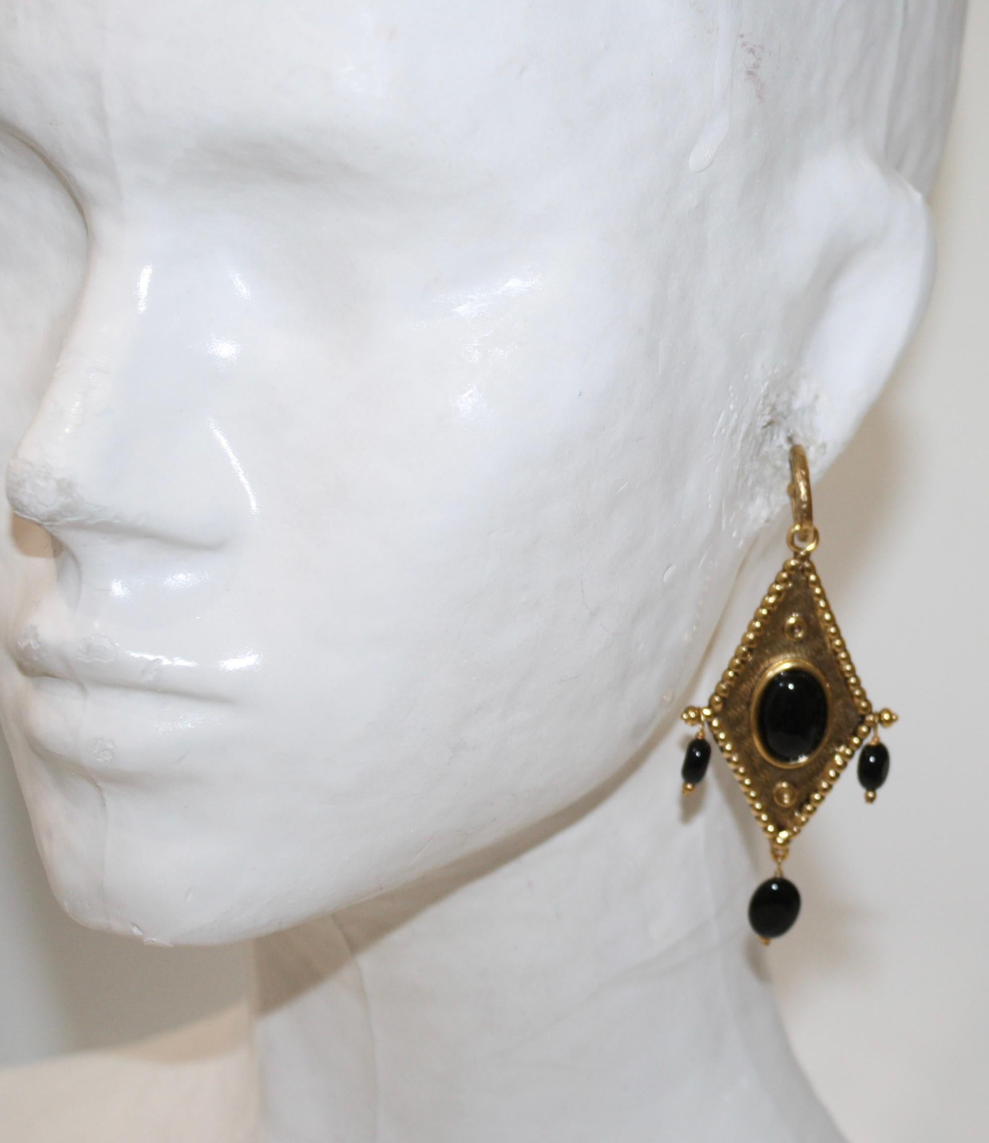 Essaouira 
boucles d'oreilles losanges, percées.

Un thème marocain où les cabochons de Goossens sont revisités en bijoux berbères grâce au laiton doré travaillé de manière brute qui contraste avec les pierres dures et les cristaux de roche plus