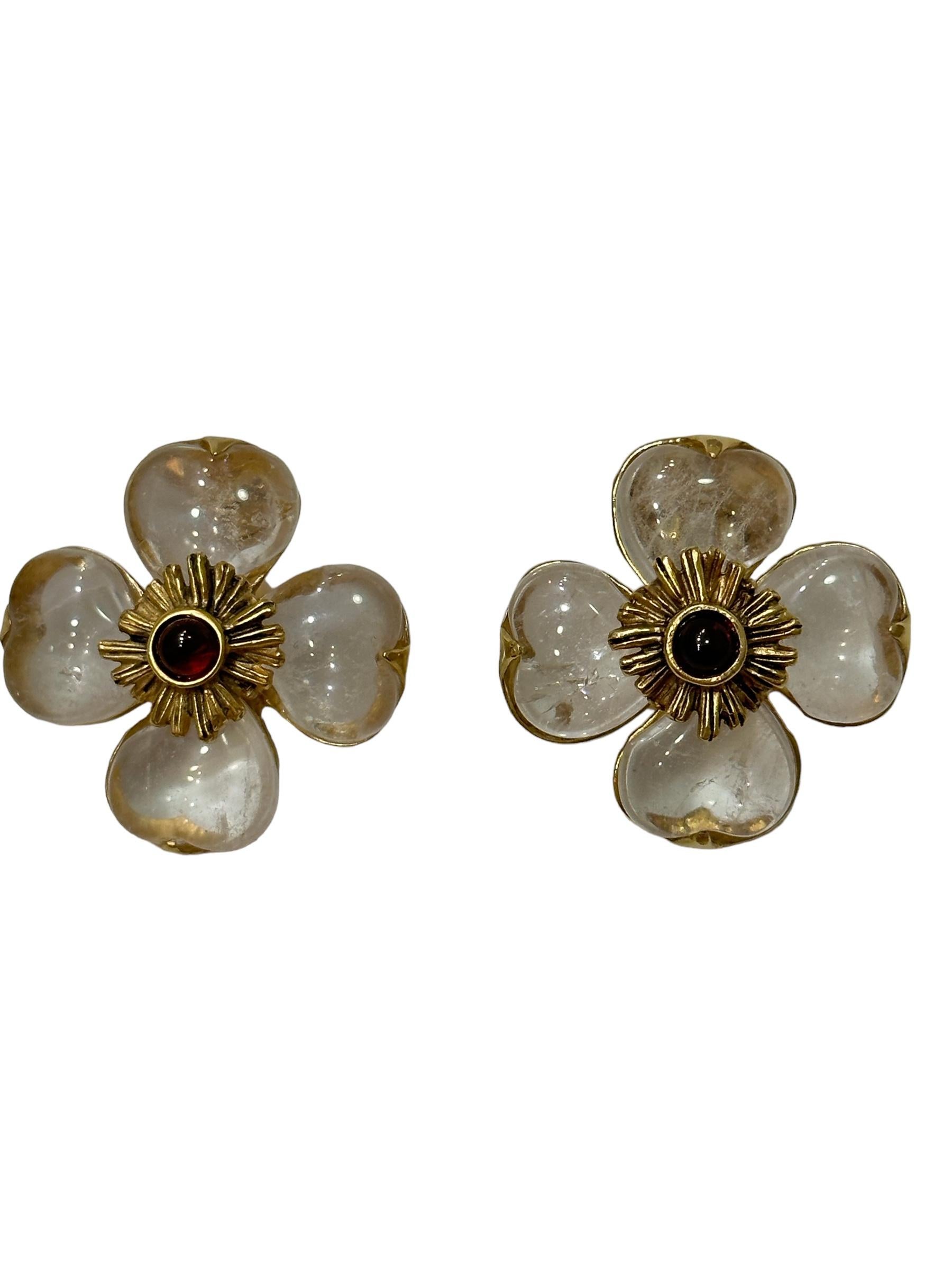 The House of Goossens reinterprets the clover, ultimate lucky charm. Consisting of four stones, carved in the shape of a heart and accentuated with a garnet or a freshwater pearl, it reveals itself in a feminine and precious version. Earrings in