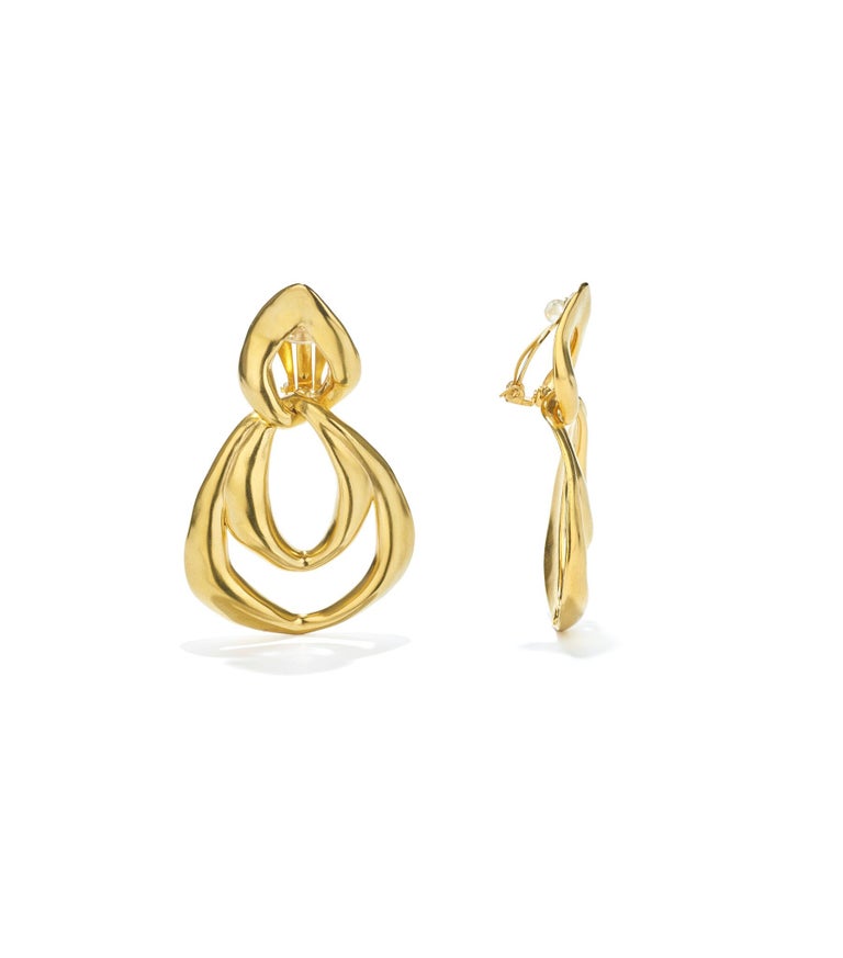 Spirale
2 links earrings

The Spirale collection draws its inspiration at the heart of sacred Tibetan population, where these giraffe women wear these sumptuous spiral necklaces around their necks. These designs, both mystical and enigmatic, bring