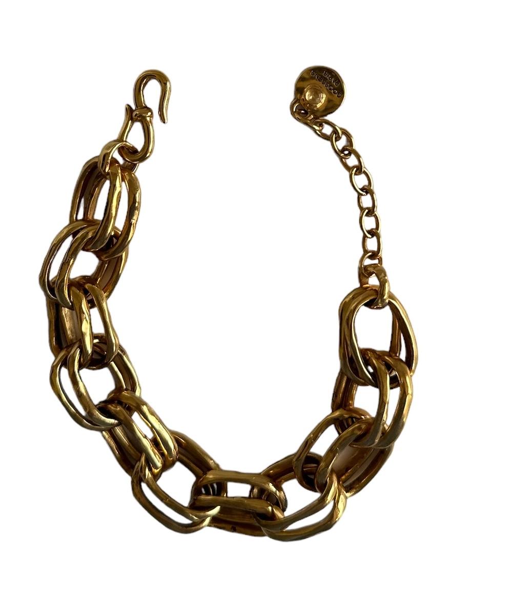 Spirale Bracelet

Iconic jewellery by the House of Goossens. Chain necklace from the Spirale collection featuring surprisingly light oval and textured links. Yellow gold finish. A striking piece, to be worn alone or with other Goossens jewellery.