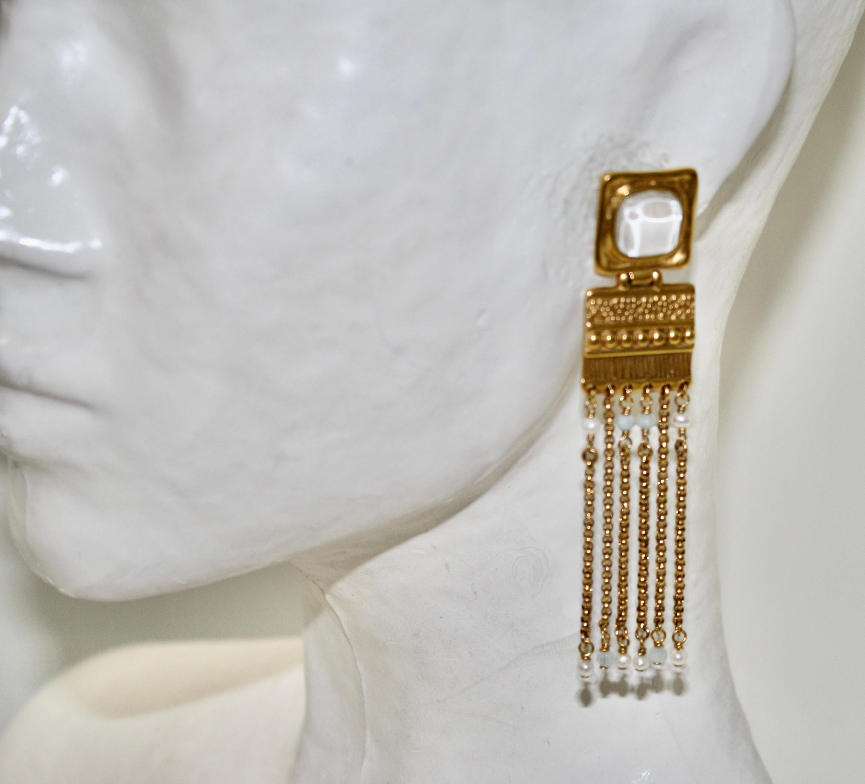 Syracuse pending earrings

This feeling in the archaeological museum, when the eye goes from marvels to marvels, from amulets to medals, and we dream of having these objects to ourselves, for ourselves, today. It is indeed to this laudable,
