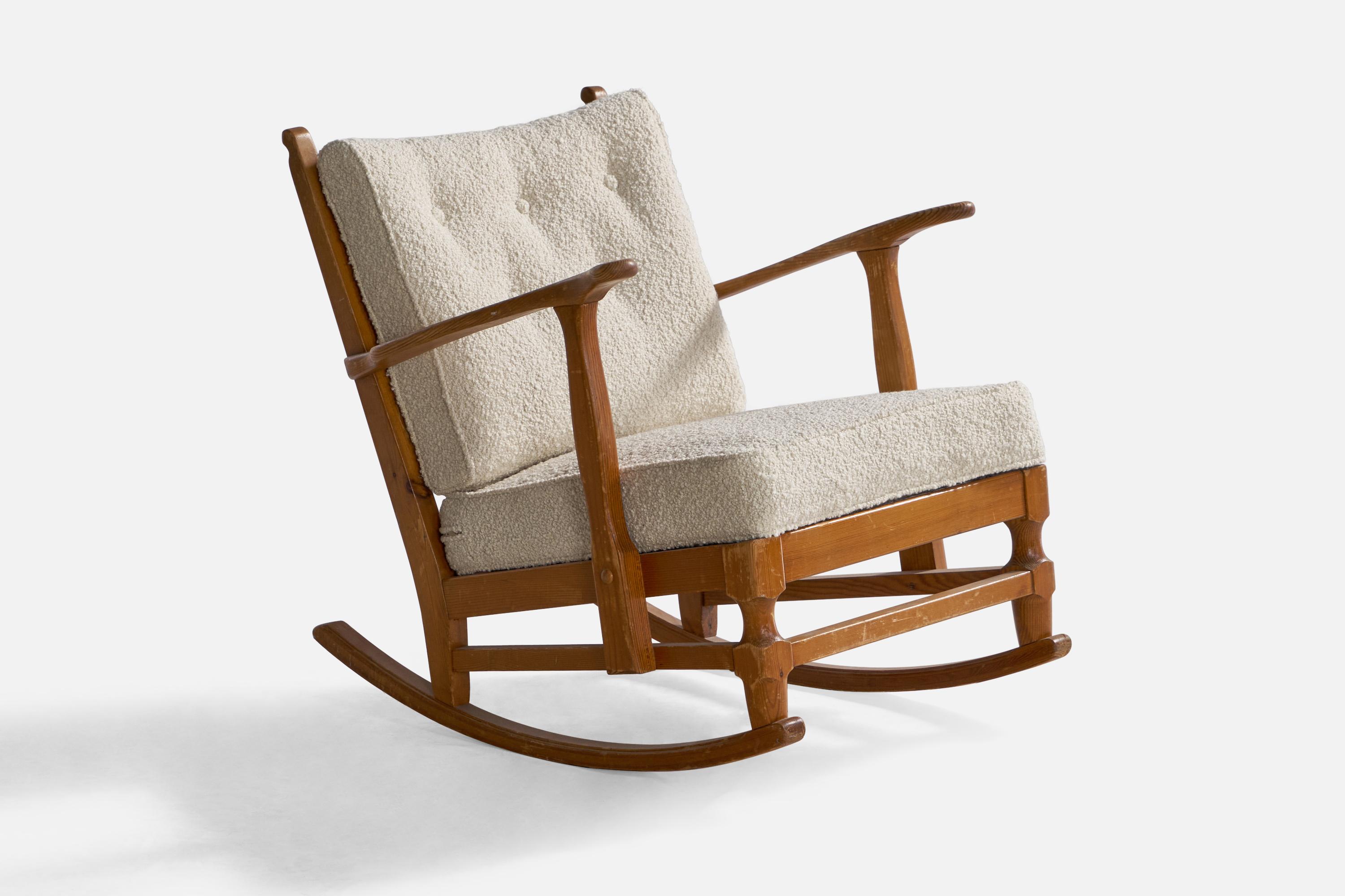 A pine and white fabric rocking lounge chair produced by Göperts möbler, Sweden, 1940s.

Seat height: 15.75”