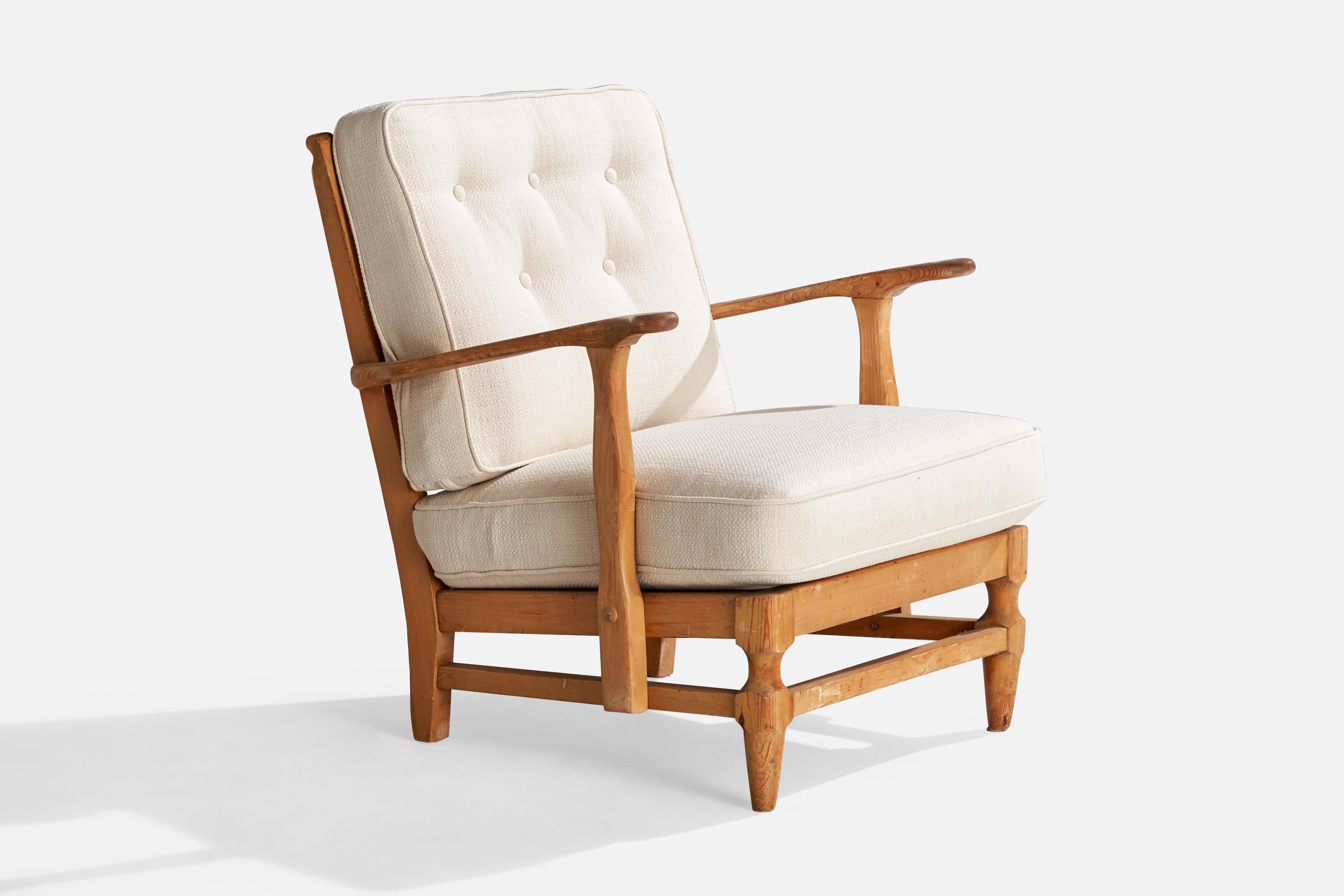 A pine and white fabric 