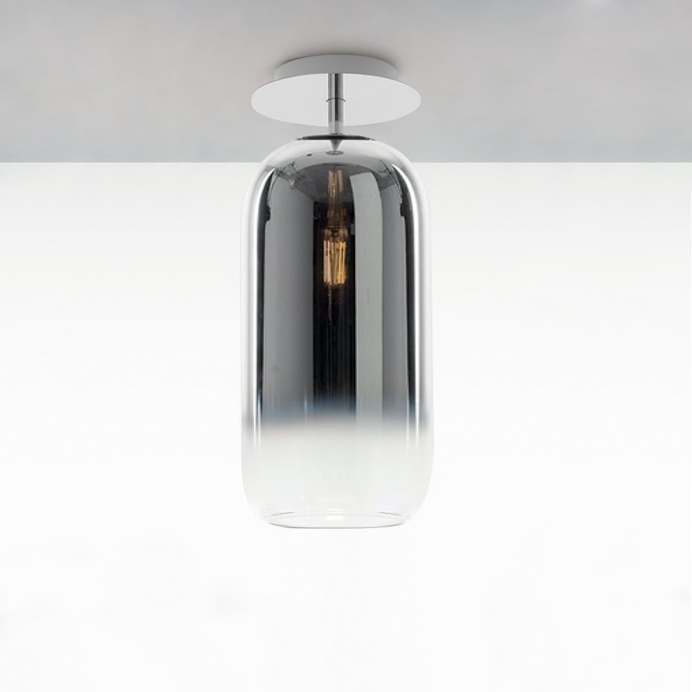 Plafonnier classique Gople en chrome/argent pour Artemide. 

La lampe Gople est le dernier produit en date de la collaboration permanente entre Artemide et Bjarke Ingels Group. La forme basique de la lampe Gople met en valeur la beauté du verre, qui