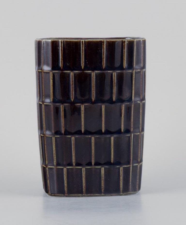 Göran Bäck for Arabia, Finland, ceramic vase in a modernist and stylish design. Geometric pattern with glaze in blue-brown shades.
1970s.
Perfect condition.
Indistinctly stamped.
Dimensions: H 17.5 cm. x D 11.5 cm.