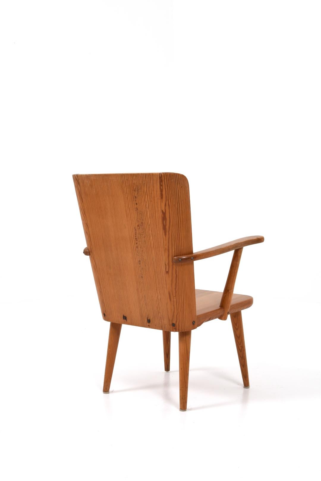 Rare fauteuil suédois en pin par Goran Malmvall pour Svensk Fur. Conçue dans les années 1940.