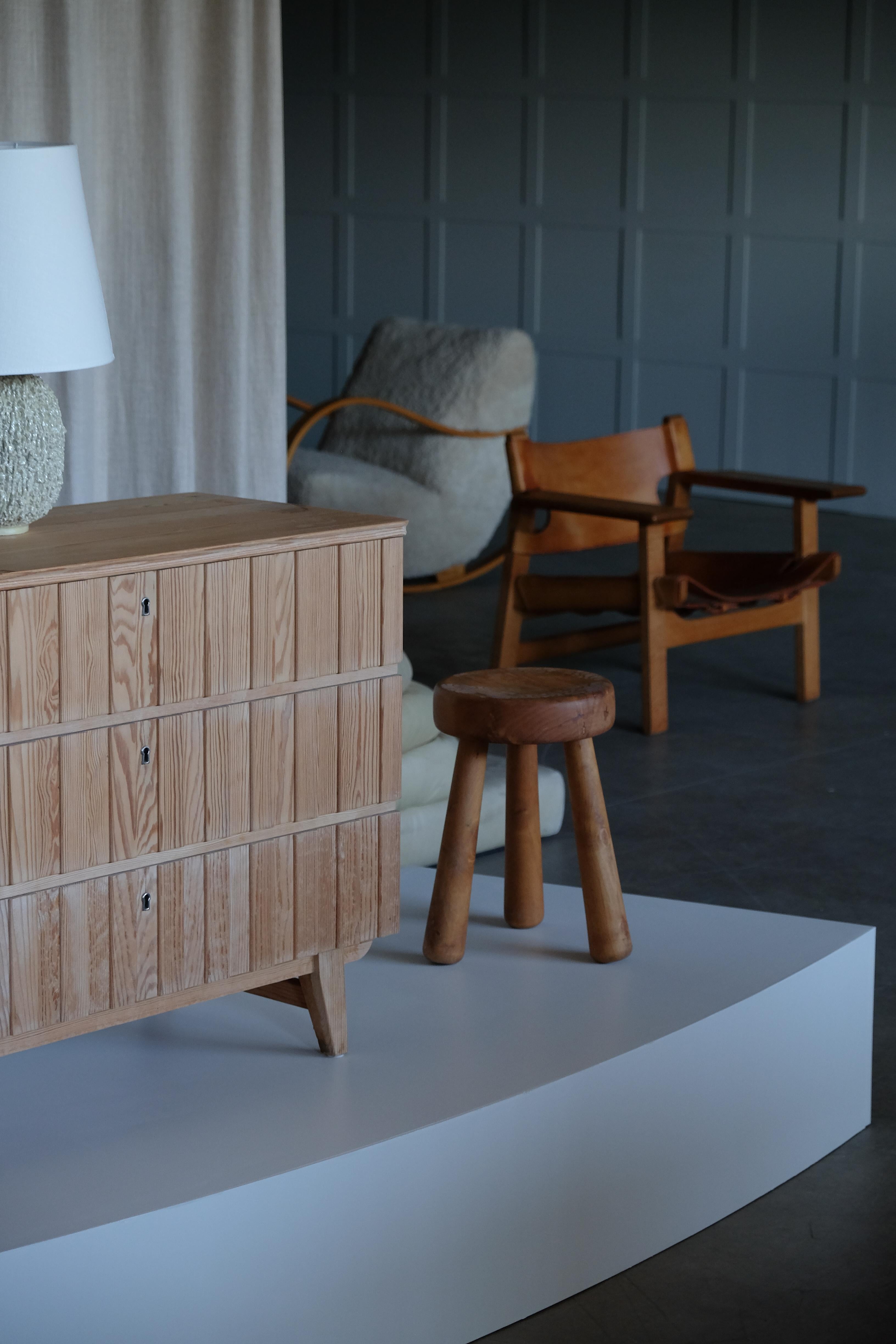 Bureau / chest of drawers in pine designed by Göran Malmvall, produced in Sweden by Svensk Fur, 1960s.
Global front door shipping available.