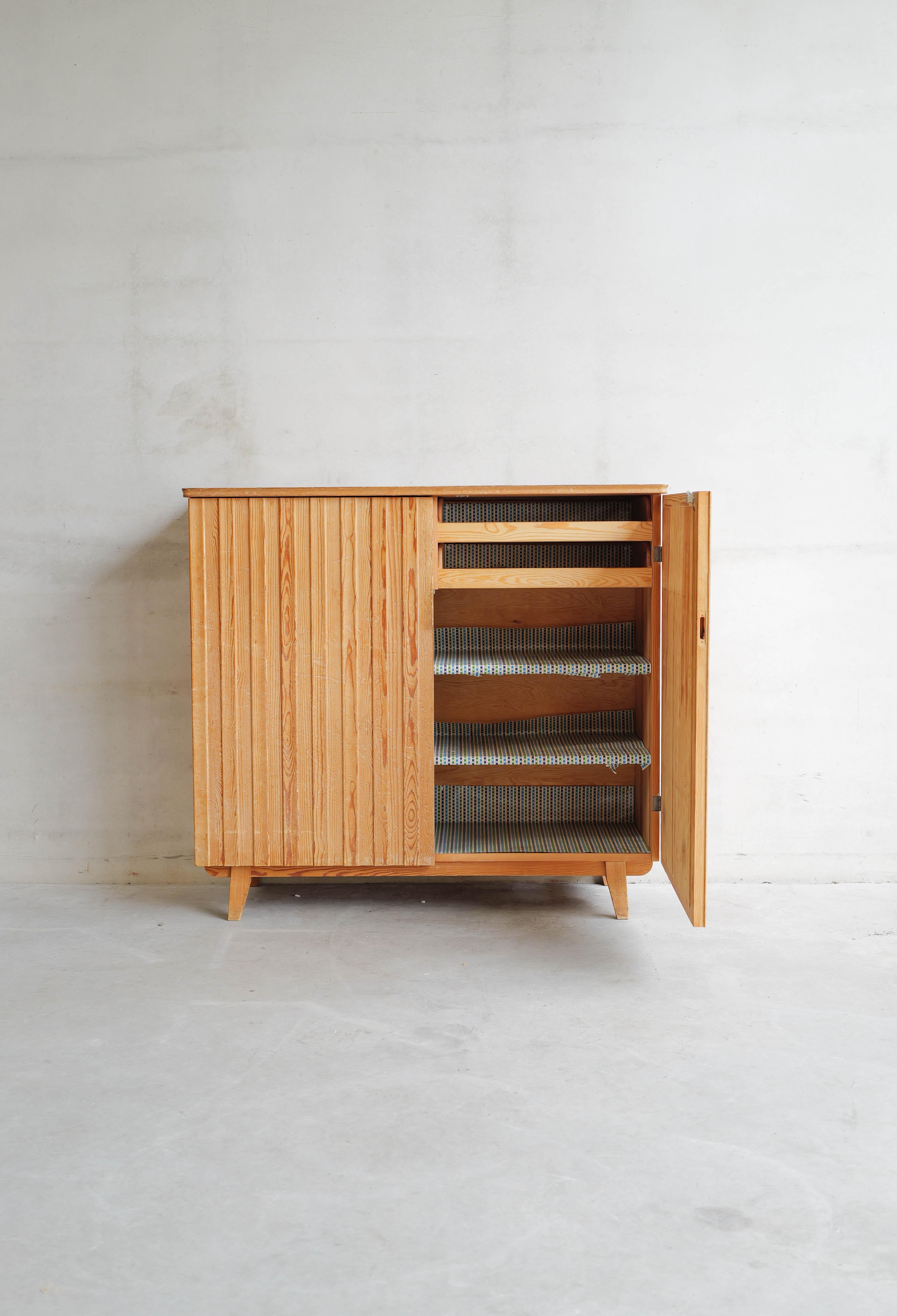 Ein Gehäuse Modell 810, aus der Serie Svensk Fur von Goran Malmvall für Karl Andersson & Soner. Kiefer, ein Paar Türen mit darunterliegenden Einlegeböden und Schubladenbeschlägen. Schlosskasten und Schlüssel fehlen. Göran Malmvall war der Sohn von
