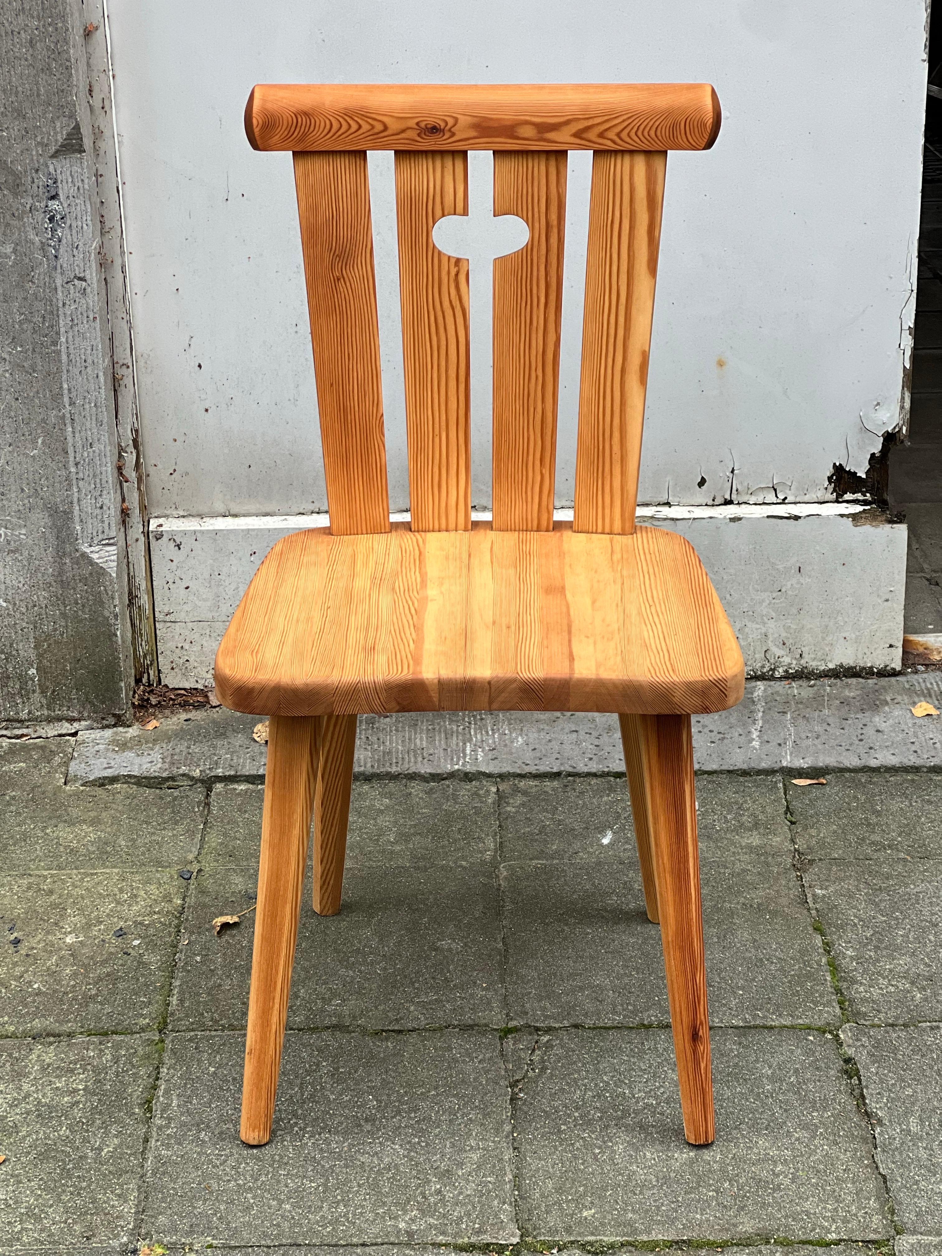 Set di 7 sedie in legno di pino classiche, minimali ed eleganti, leggere e confortevoli, prodotte in Svezia intorno al 1950. Si tratta di pino massiccio che mostra un bel colore caldo. Sono stati completamente restaurati.