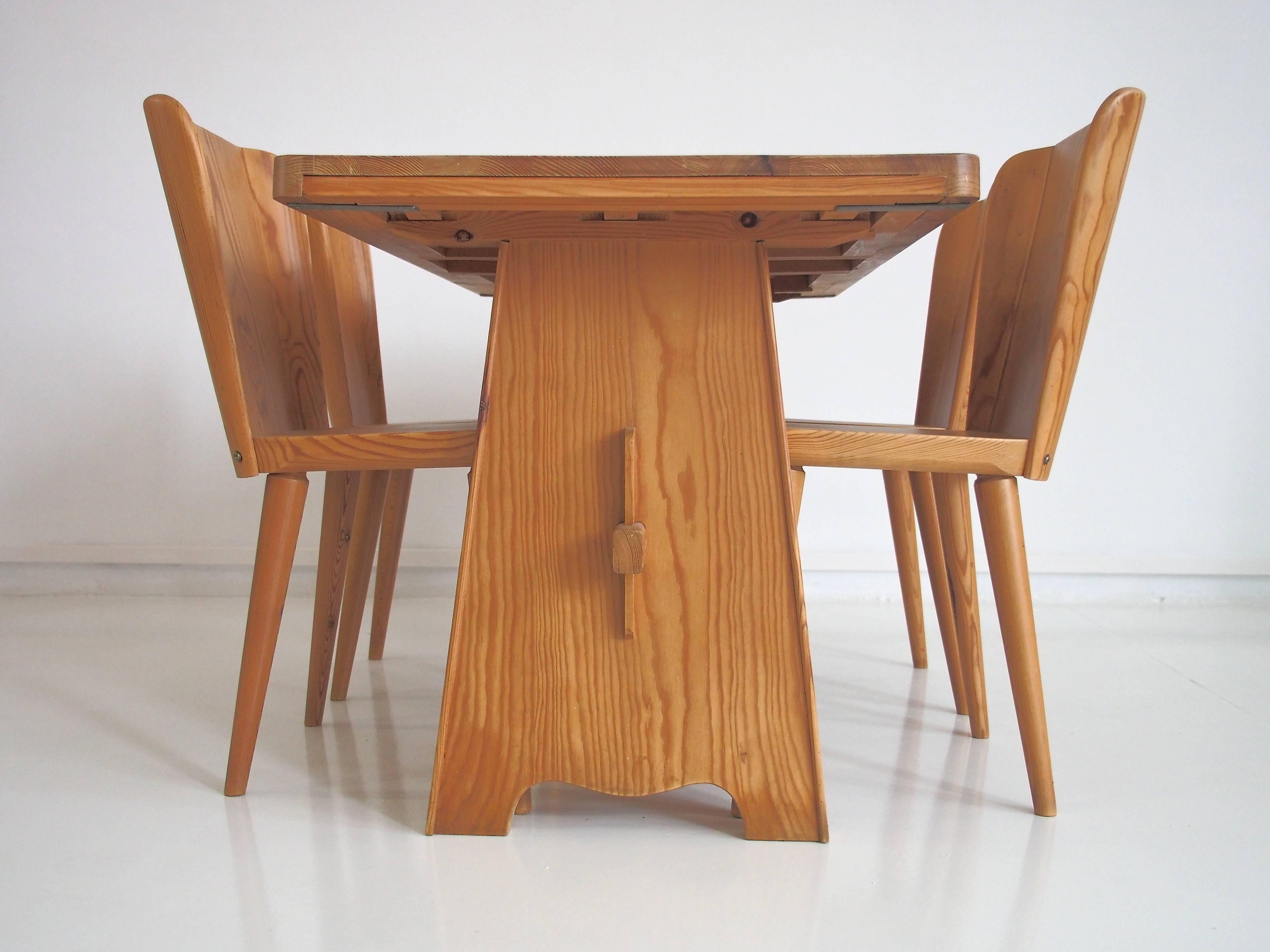Set of dining table with four chairs made of pine, model 510, designed by Göran Malmvall and produced by Karl Andersson & Söner in Sweden during the 1940s. Seats with thermoformed back. Recently restored, very good condition.
Dimensions: Table -