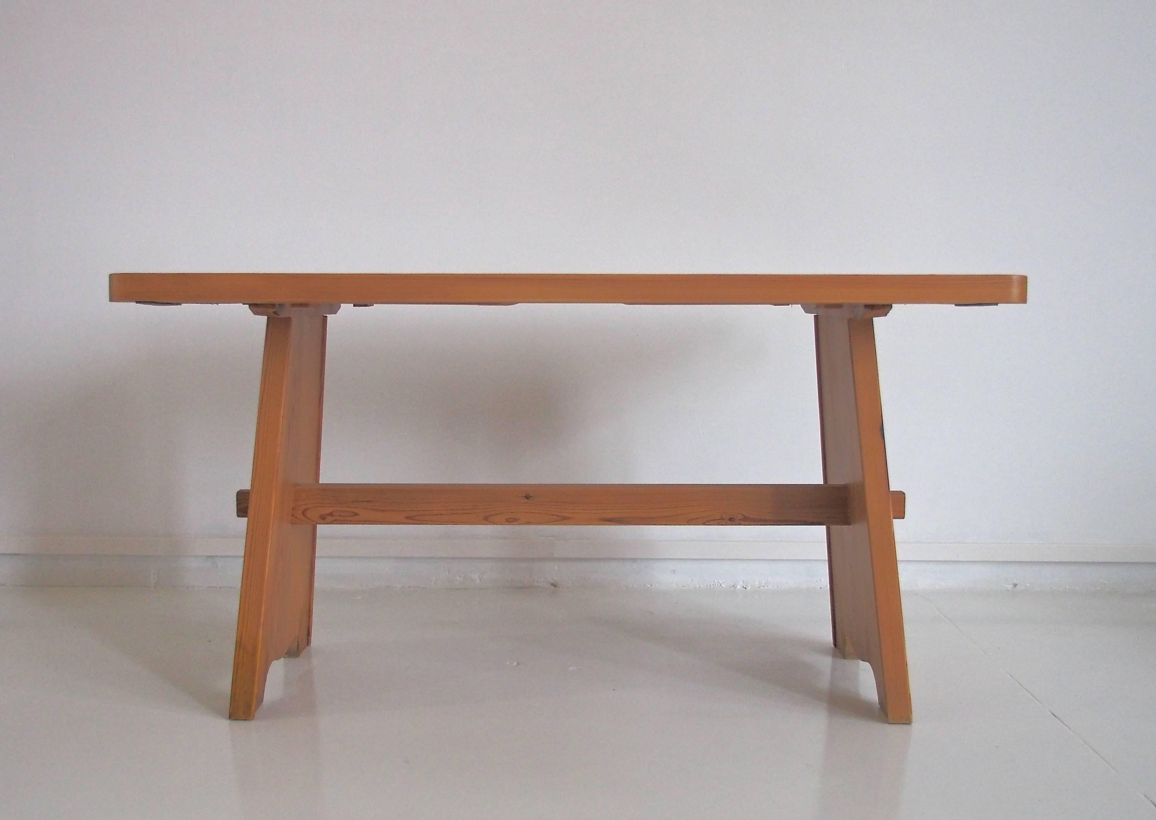 goran dining table