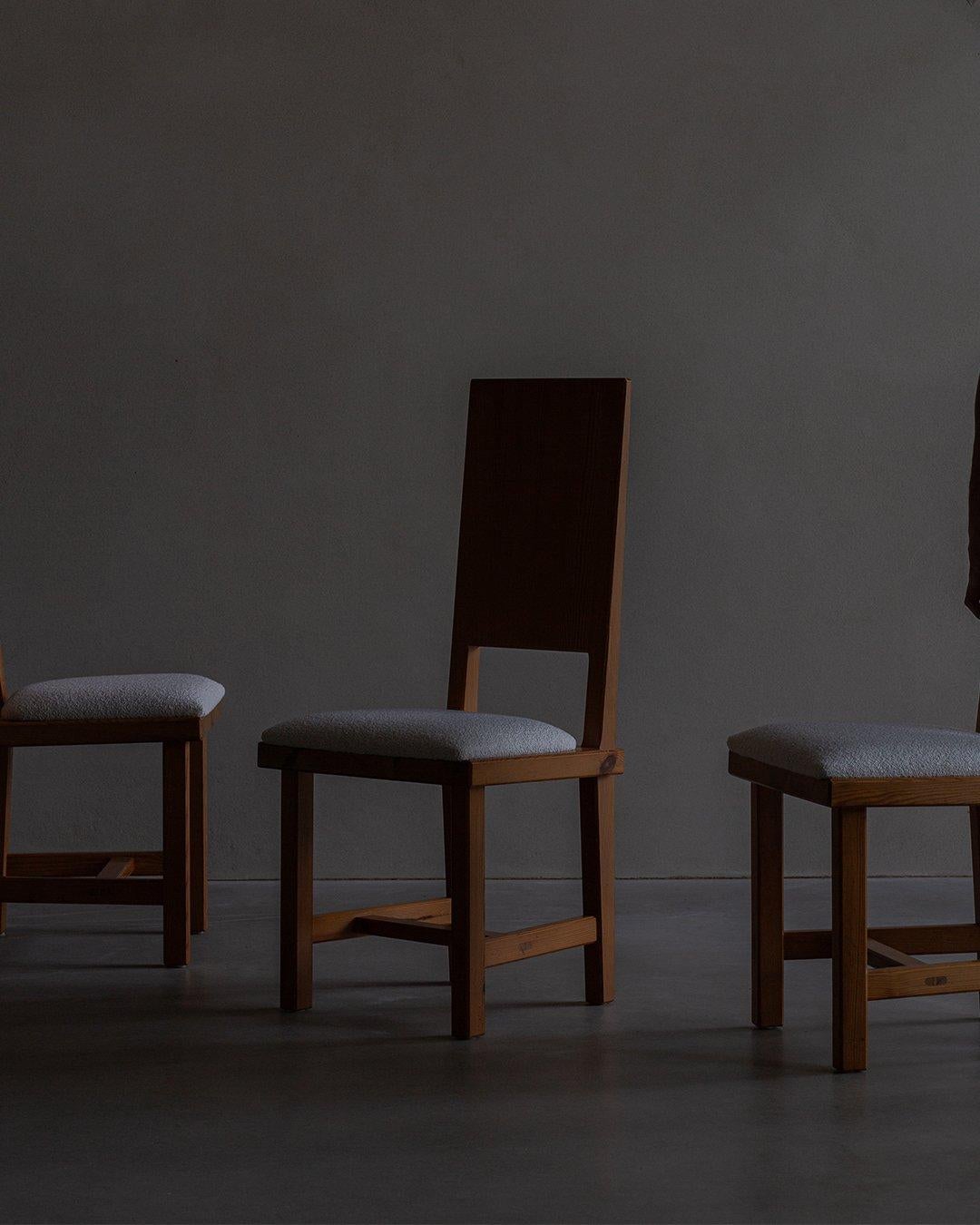 Set of 4 dining chairs by Göran Malmvall, reupholstered with a nice off-white bouclé. Göran Malmvall was a prominent figure in Swedish furniture design (1917-2001), establishing an influential legacy with his iconic pine chairs, known as model 553,