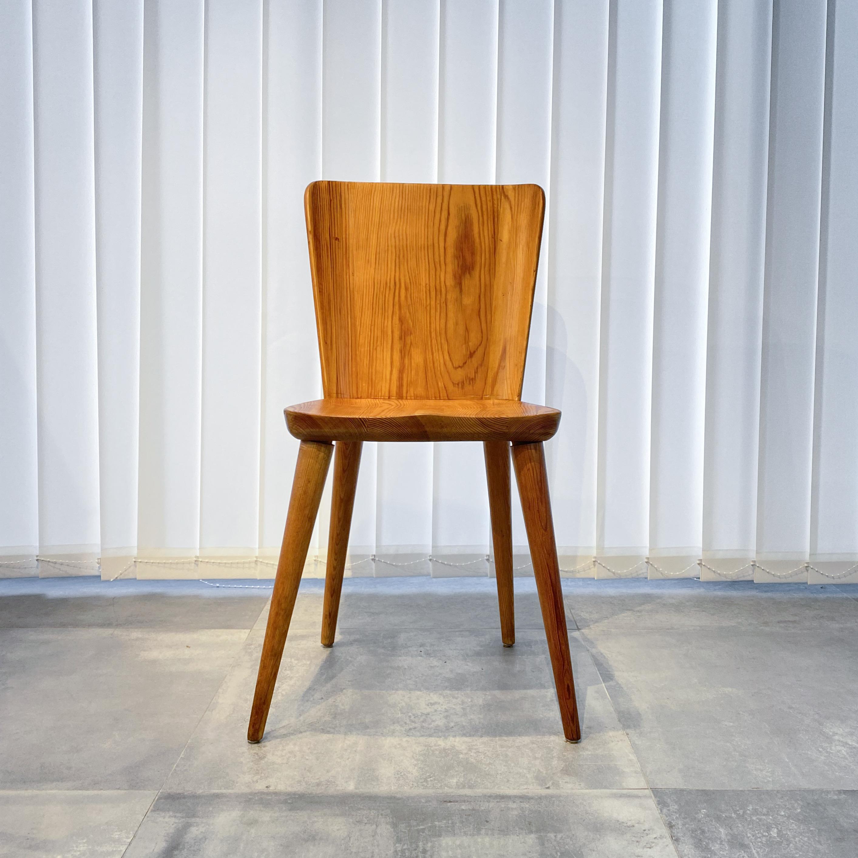 Swedish side chair, Model 510, designed by Göran Malmvall for the manufacturer Karl Andersson & Söner, Huskvarna. Originating from the late 1940s, it is a late example of the 