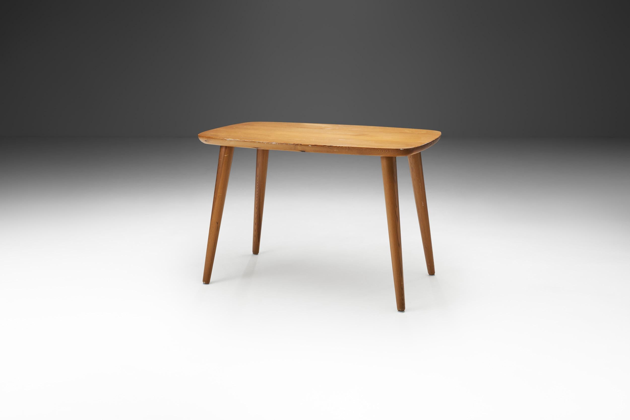 This simple, beautifully designed and executed coffee table shows why this is. This early mid-century modern Göran Malmvall table combines aesthetics with modern functionality in line with Sweden’s design philosophy. Early 20th century Swedish