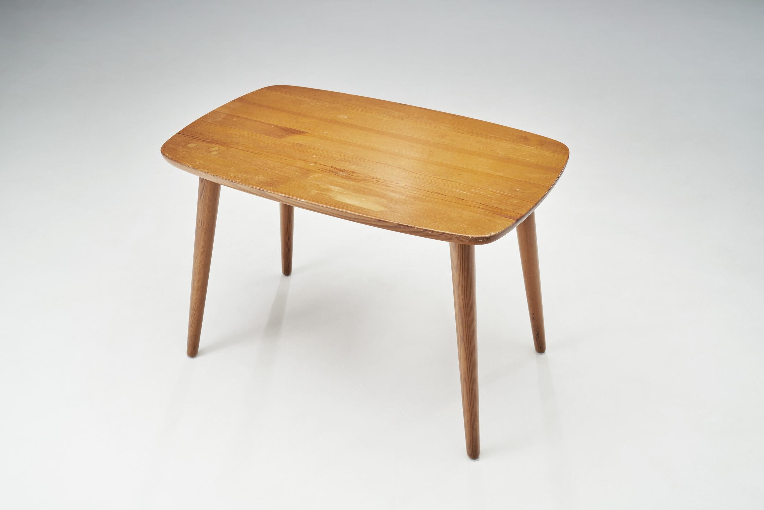 Mid-20th Century Göran Malmvall Pine Coffee Table for Svensk Fur, Sweden 1940s For Sale