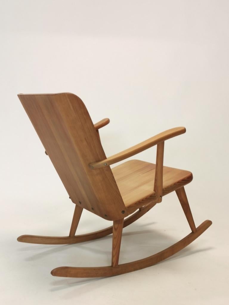 A rocking chair in solid Nordic pine, designed by Göran Malmvall in the 1940s and executed by Carl Andersson & Söner in Sweden.
Excellent vintage condition with beautiful patina.
 